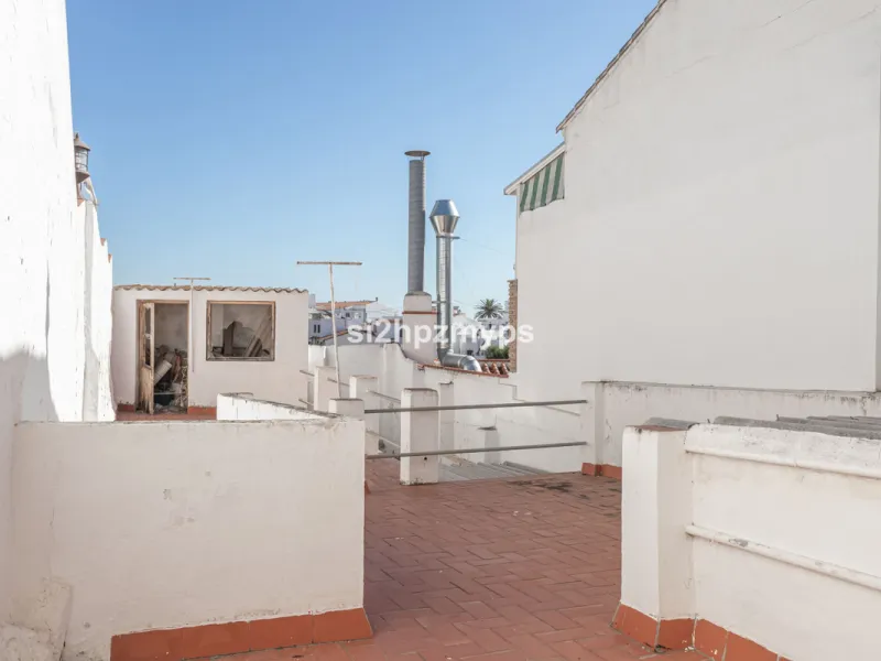 Townhouse in need of renovation with terrace at one of Nerja's best addresses A warm welcome to central Nerja and this unique accommodation with great potential but can with new care and love become a dream home to long for. Here you live at a sought-afte