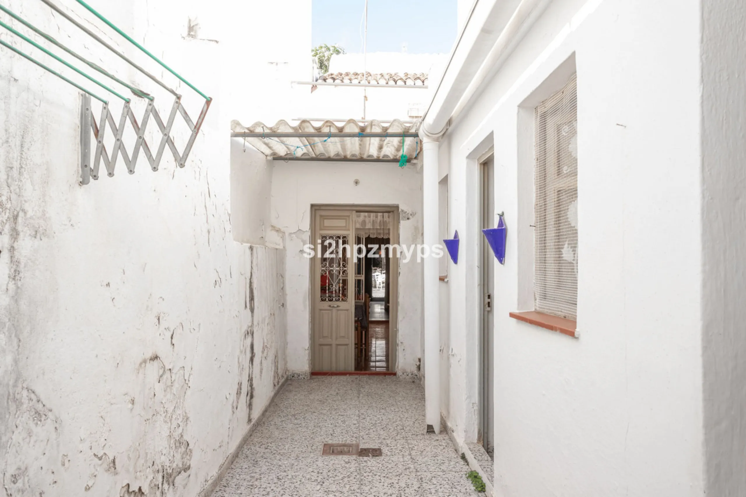 Townhouse in need of renovation with terrace at one of Nerja's best addresses A warm welcome to central Nerja and this unique accommodation with great potential but can with new care and love become a dream home to long for. Here you live at a sought-afte
