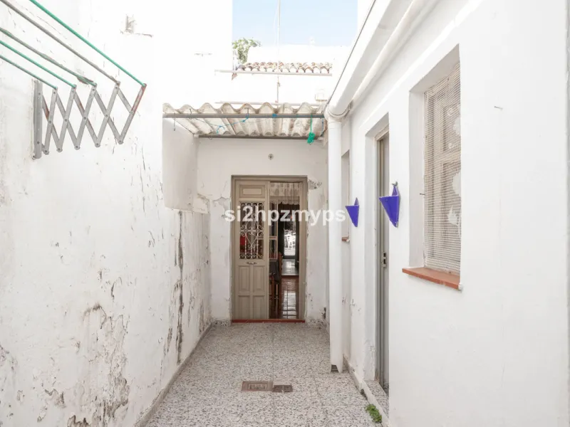 Townhouse in need of renovation with terrace at one of Nerja's best addresses A warm welcome to central Nerja and this unique accommodation with great potential but can with new care and love become a dream home to long for. Here you live at a sought-afte