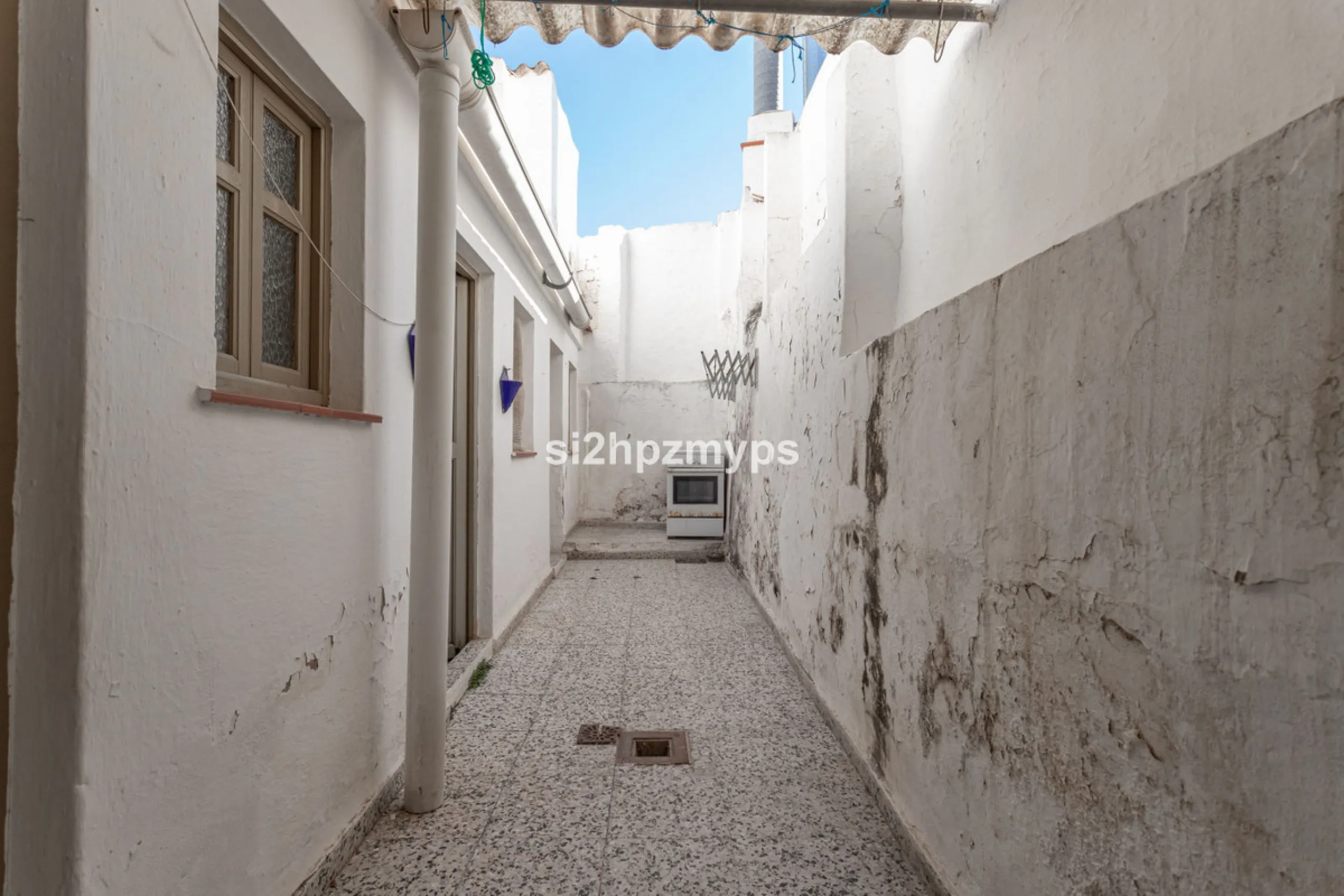 Townhouse in need of renovation with terrace at one of Nerja's best addresses A warm welcome to central Nerja and this unique accommodation with great potential but can with new care and love become a dream home to long for. Here you live at a sought-afte