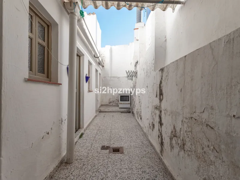 Townhouse in need of renovation with terrace at one of Nerja's best addresses A warm welcome to central Nerja and this unique accommodation with great potential but can with new care and love become a dream home to long for. Here you live at a sought-afte