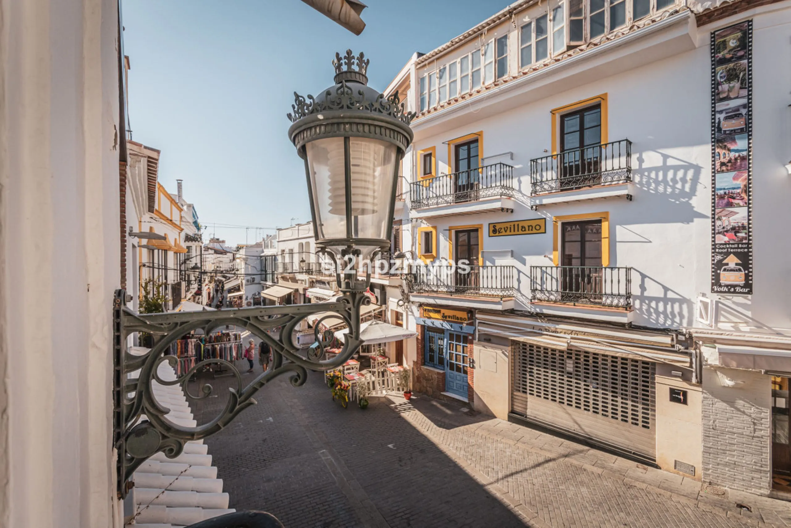 Townhouse in need of renovation with terrace at one of Nerja's best addresses A warm welcome to central Nerja and this unique accommodation with great potential but can with new care and love become a dream home to long for. Here you live at a sought-afte