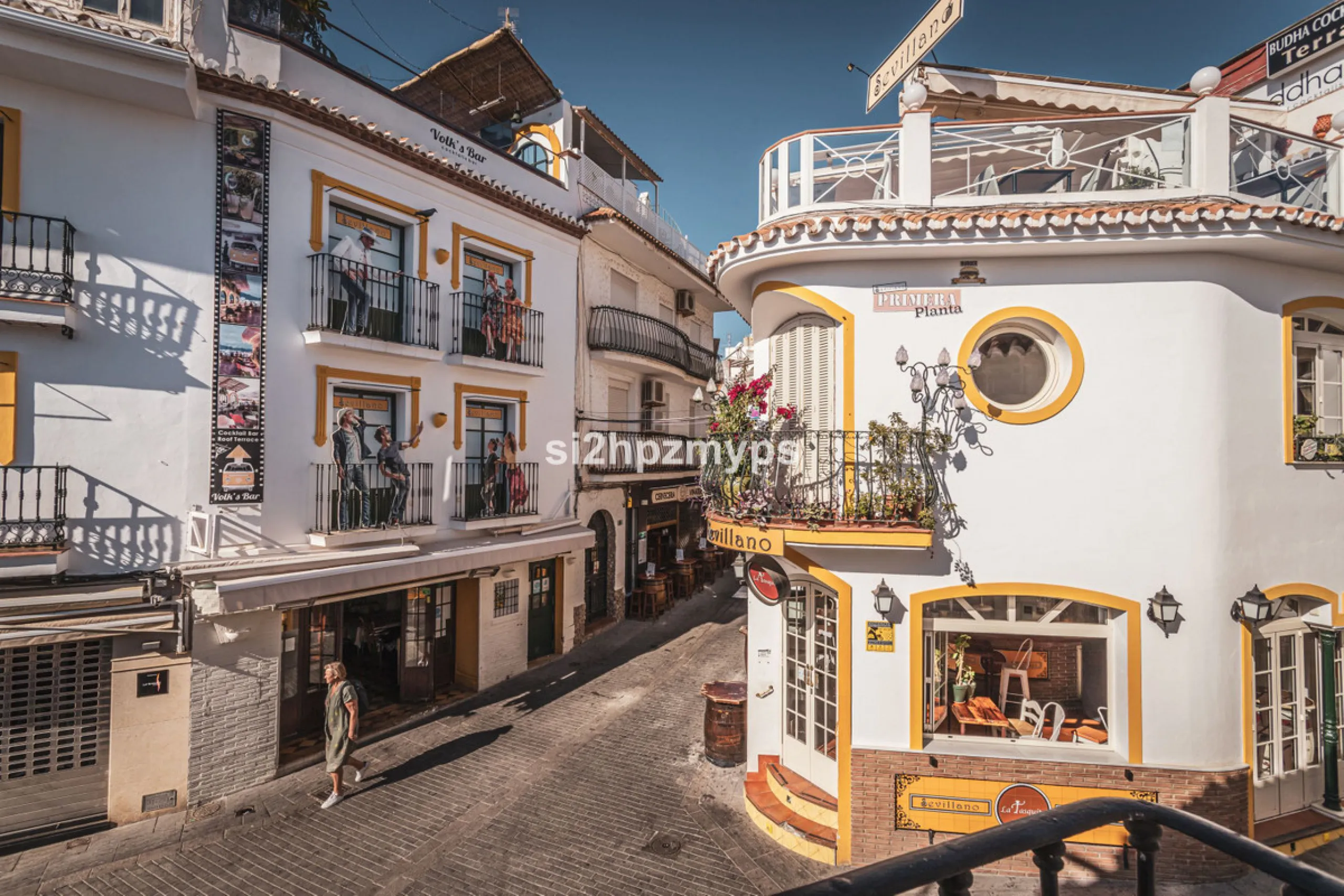 Townhouse in need of renovation with terrace at one of Nerja's best addresses A warm welcome to central Nerja and this unique accommodation with great potential but can with new care and love become a dream home to long for. Here you live at a sought-afte