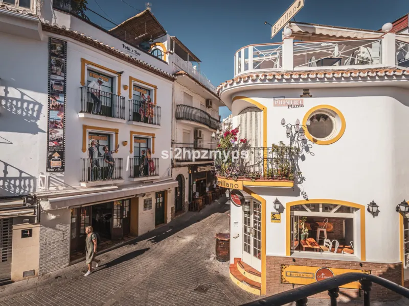 Townhouse in need of renovation with terrace at one of Nerja's best addresses A warm welcome to central Nerja and this unique accommodation with great potential but can with new care and love become a dream home to long for. Here you live at a sought-afte