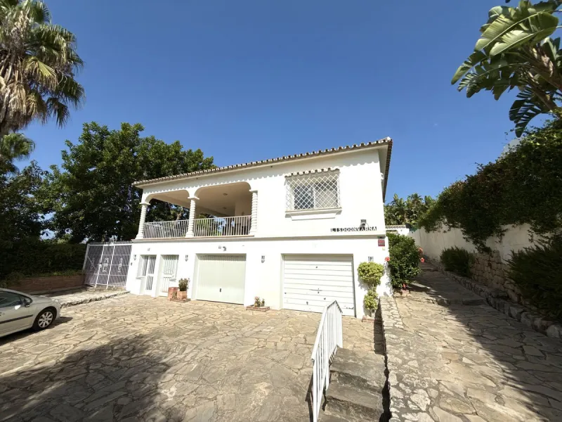Welcome to this wonderful semi-detached house in the popular area of Linda Vista Alta – just a short walk from the vibrant center of San Pedro de Alcántara, with a wide range of shops, restaurants, and all the services you could need.