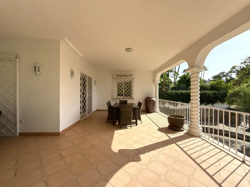 House - Semi-Detached House в продаже в Marbella, Málaga. В доме 3 спален и 3 ванных комнат. Площадь дома 145 м². Площадь участка 354 м²