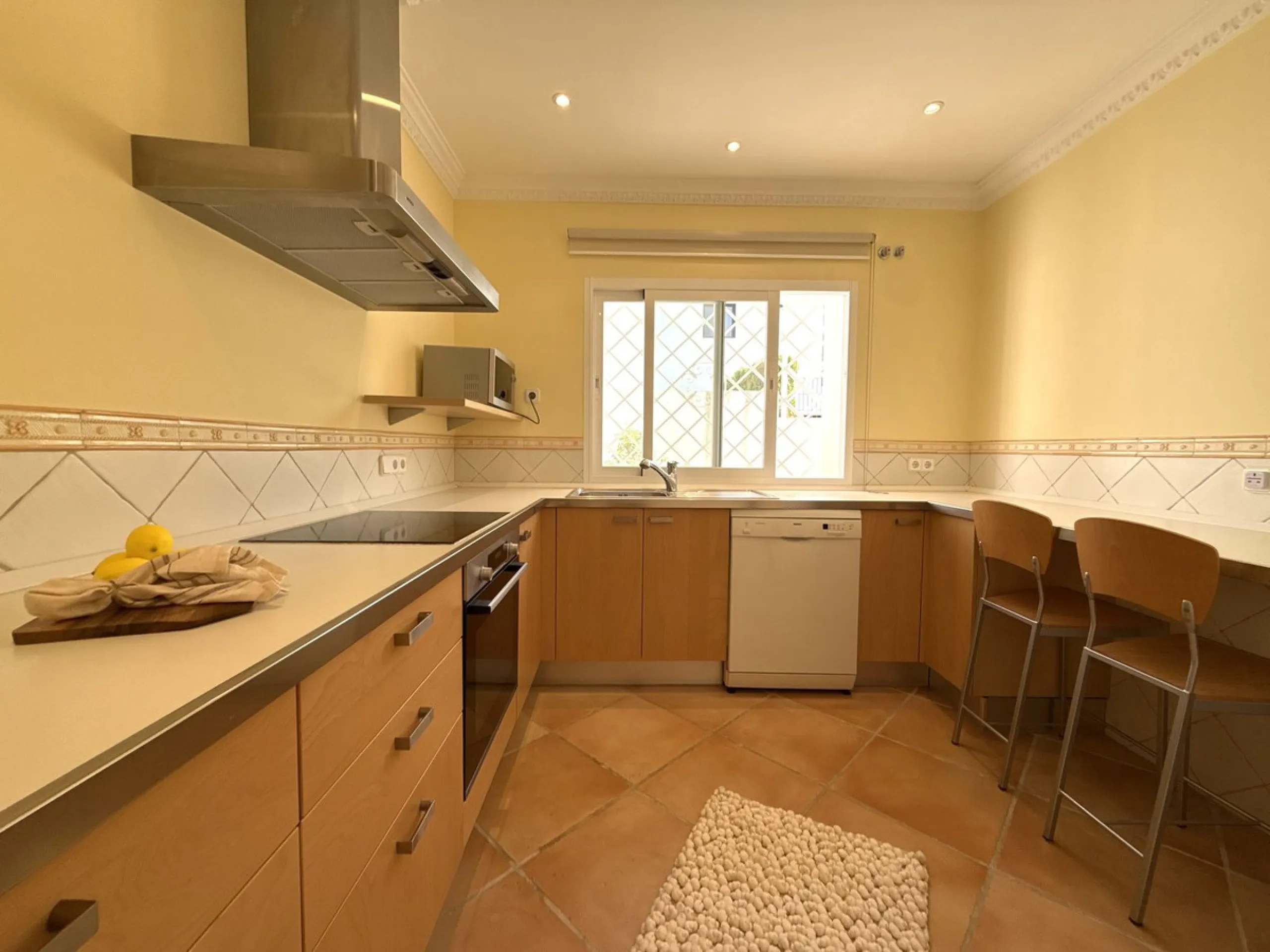House - Semi-Detached House в продаже в Marbella, Málaga. В доме 3 спален и 3 ванных комнат. Площадь дома 145 м². Площадь участка 354 м²
