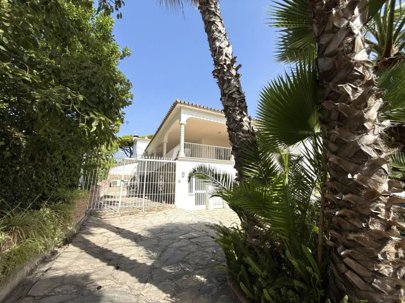 House - Semi-Detached House в продаже в Marbella, Málaga. В доме 3 спален и 3 ванных комнат. Площадь дома 145 м². Площадь участка 354 м²