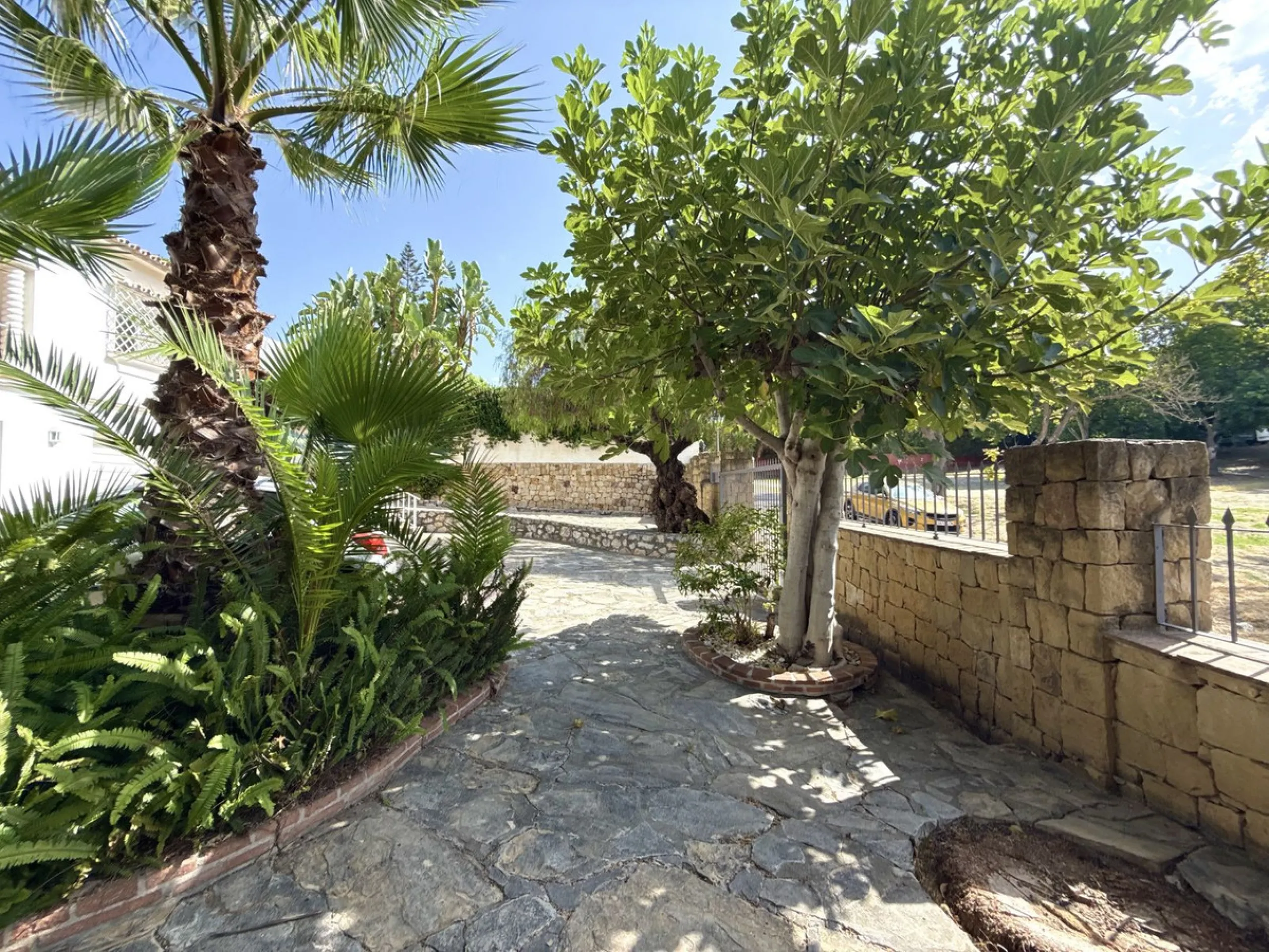 House - Semi-Detached House в продаже в Marbella, Málaga. В доме 3 спален и 3 ванных комнат. Площадь дома 145 м². Площадь участка 354 м²