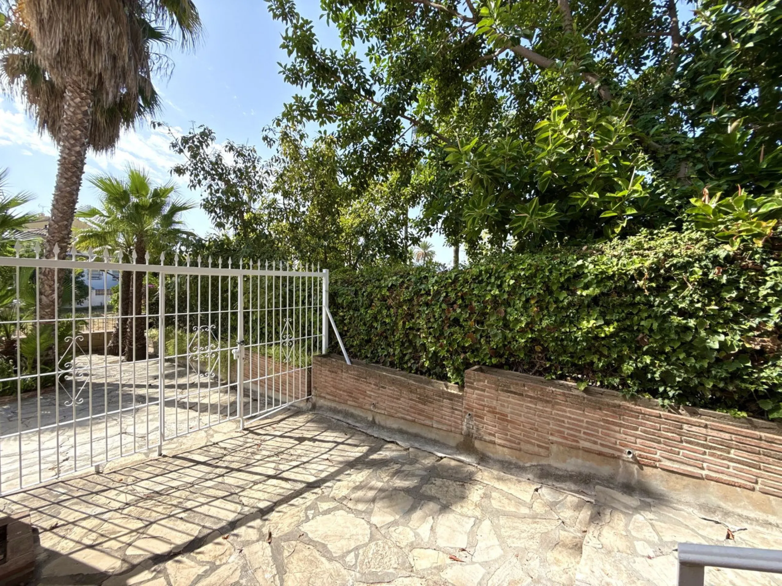 House - Semi-Detached House в продаже в Marbella, Málaga. В доме 3 спален и 3 ванных комнат. Площадь дома 145 м². Площадь участка 354 м²