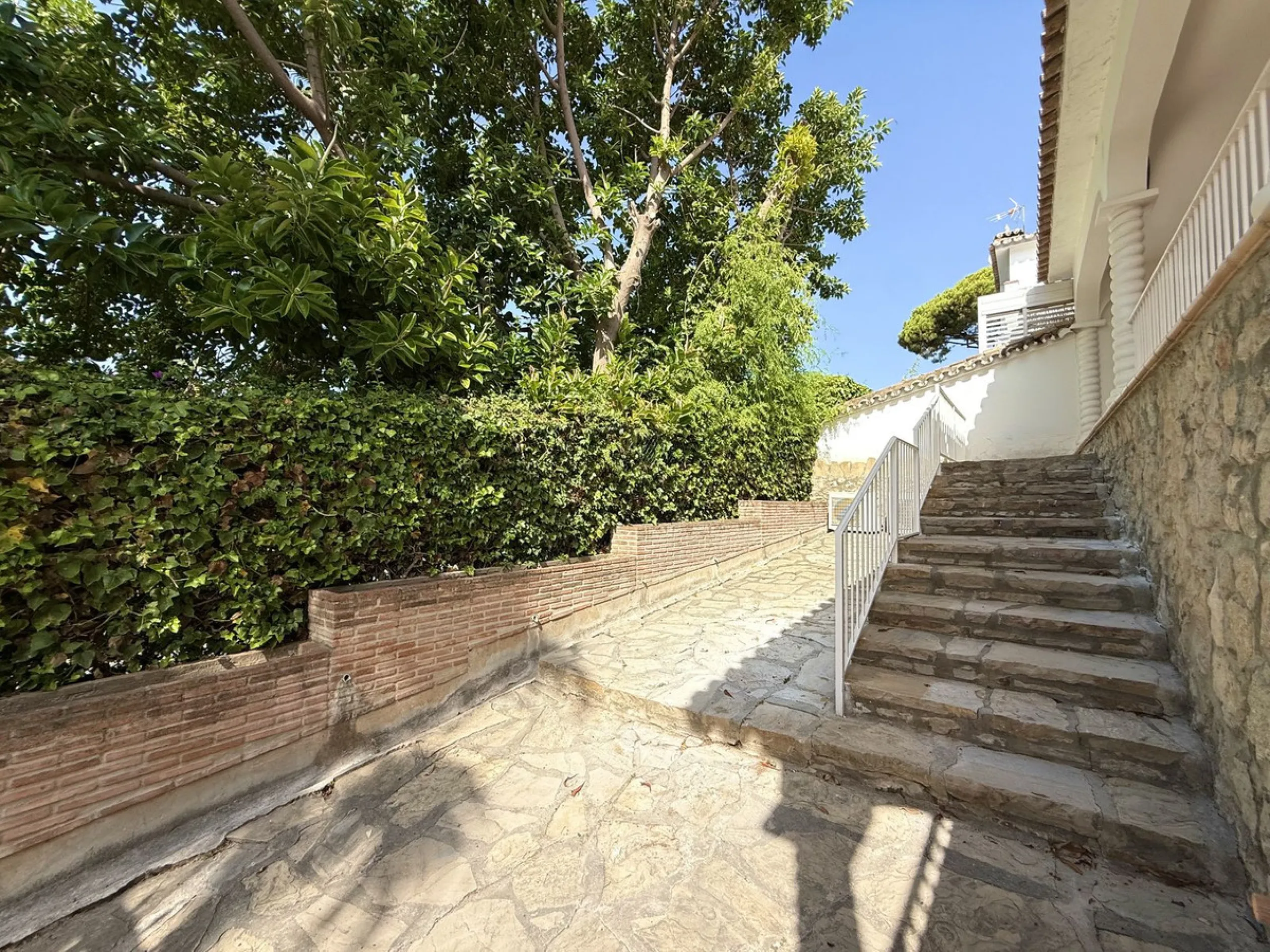 House - Semi-Detached House в продаже в Marbella, Málaga. В доме 3 спален и 3 ванных комнат. Площадь дома 145 м². Площадь участка 354 м²