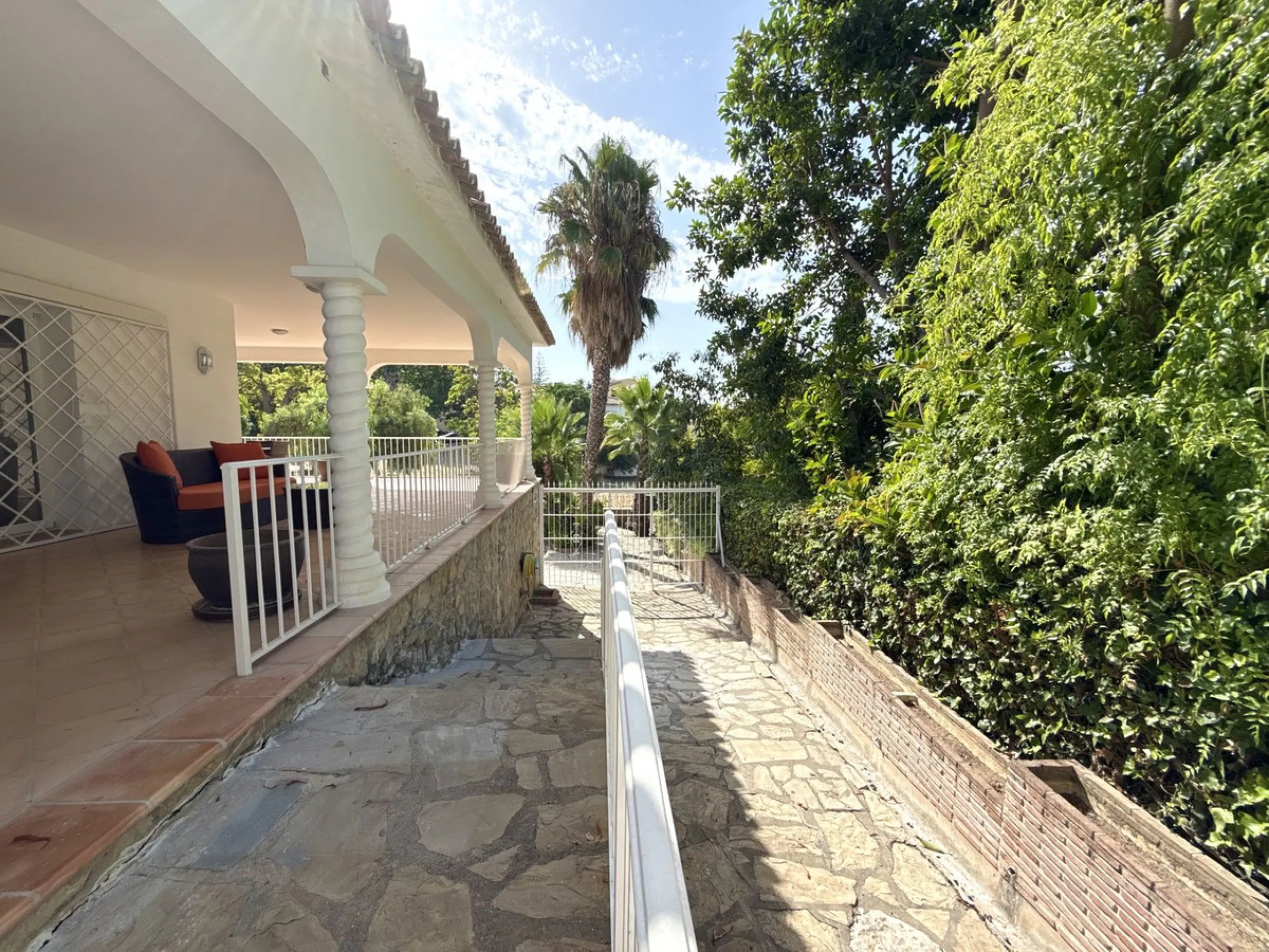 House - Semi-Detached House в продаже в Marbella, Málaga. В доме 3 спален и 3 ванных комнат. Площадь дома 145 м². Площадь участка 354 м²