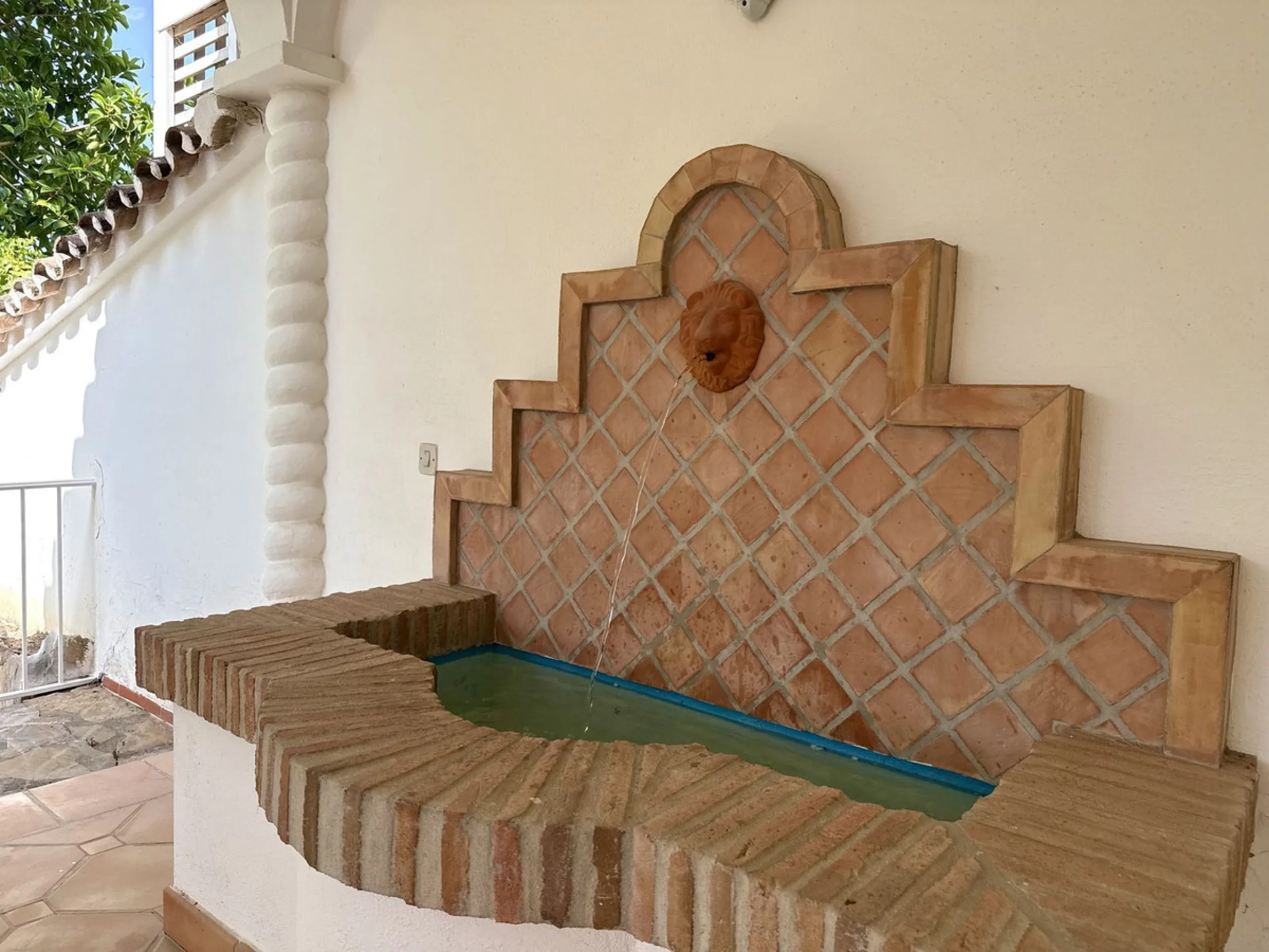 House - Semi-Detached House в продаже в Marbella, Málaga. В доме 3 спален и 3 ванных комнат. Площадь дома 145 м². Площадь участка 354 м²