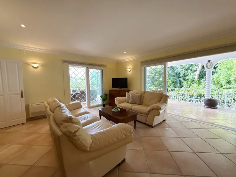 House - Semi-Detached House в продаже в Marbella, Málaga. В доме 3 спален и 3 ванных комнат. Площадь дома 145 м². Площадь участка 354 м²