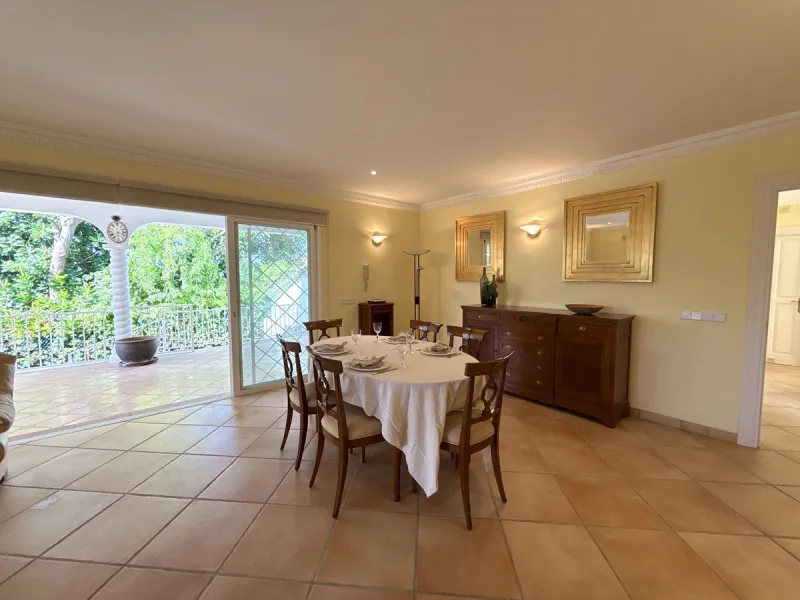 House - Semi-Detached House в продаже в Marbella, Málaga. В доме 3 спален и 3 ванных комнат. Площадь дома 145 м². Площадь участка 354 м²