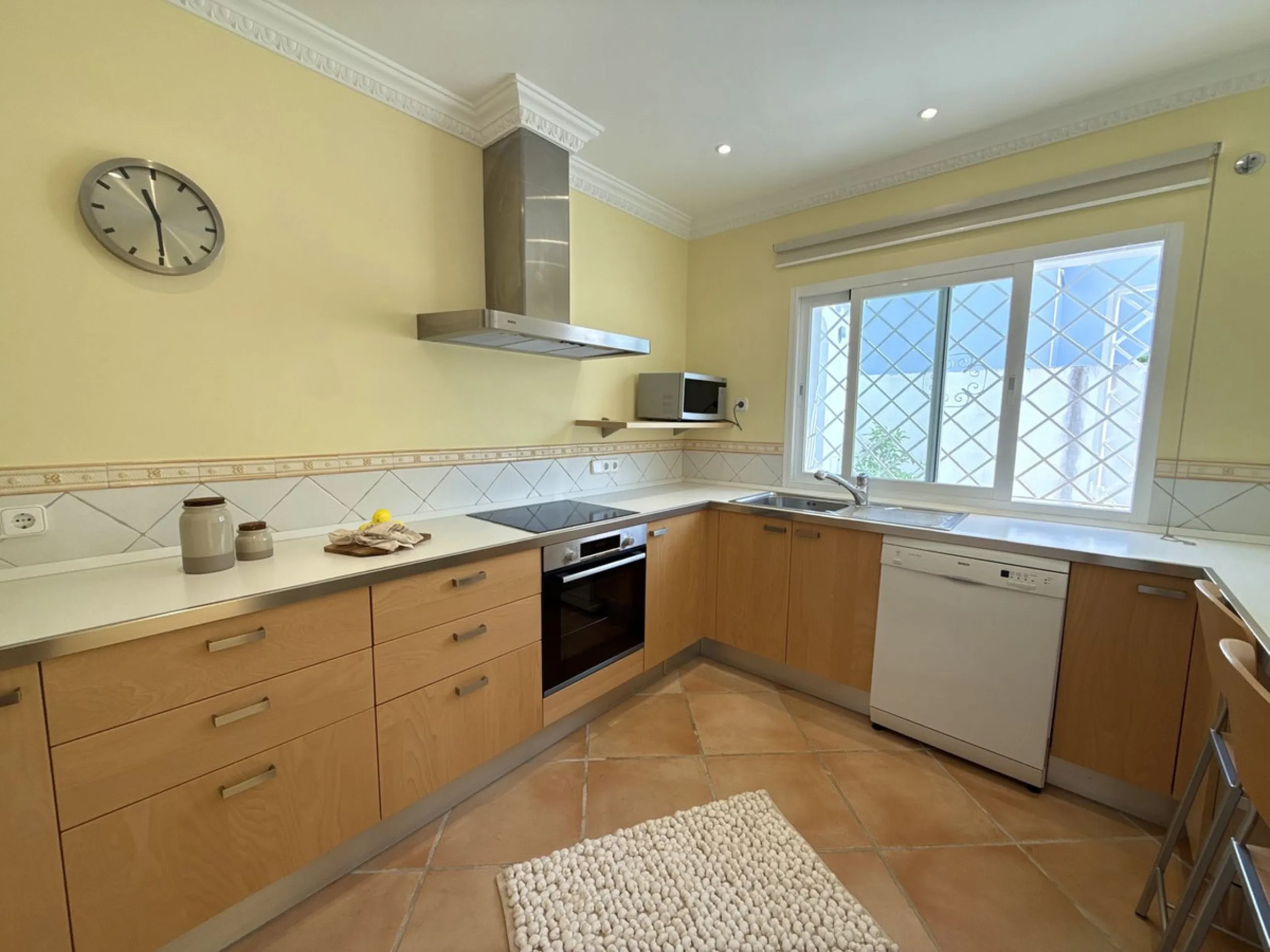 House - Semi-Detached House в продаже в Marbella, Málaga. В доме 3 спален и 3 ванных комнат. Площадь дома 145 м². Площадь участка 354 м²