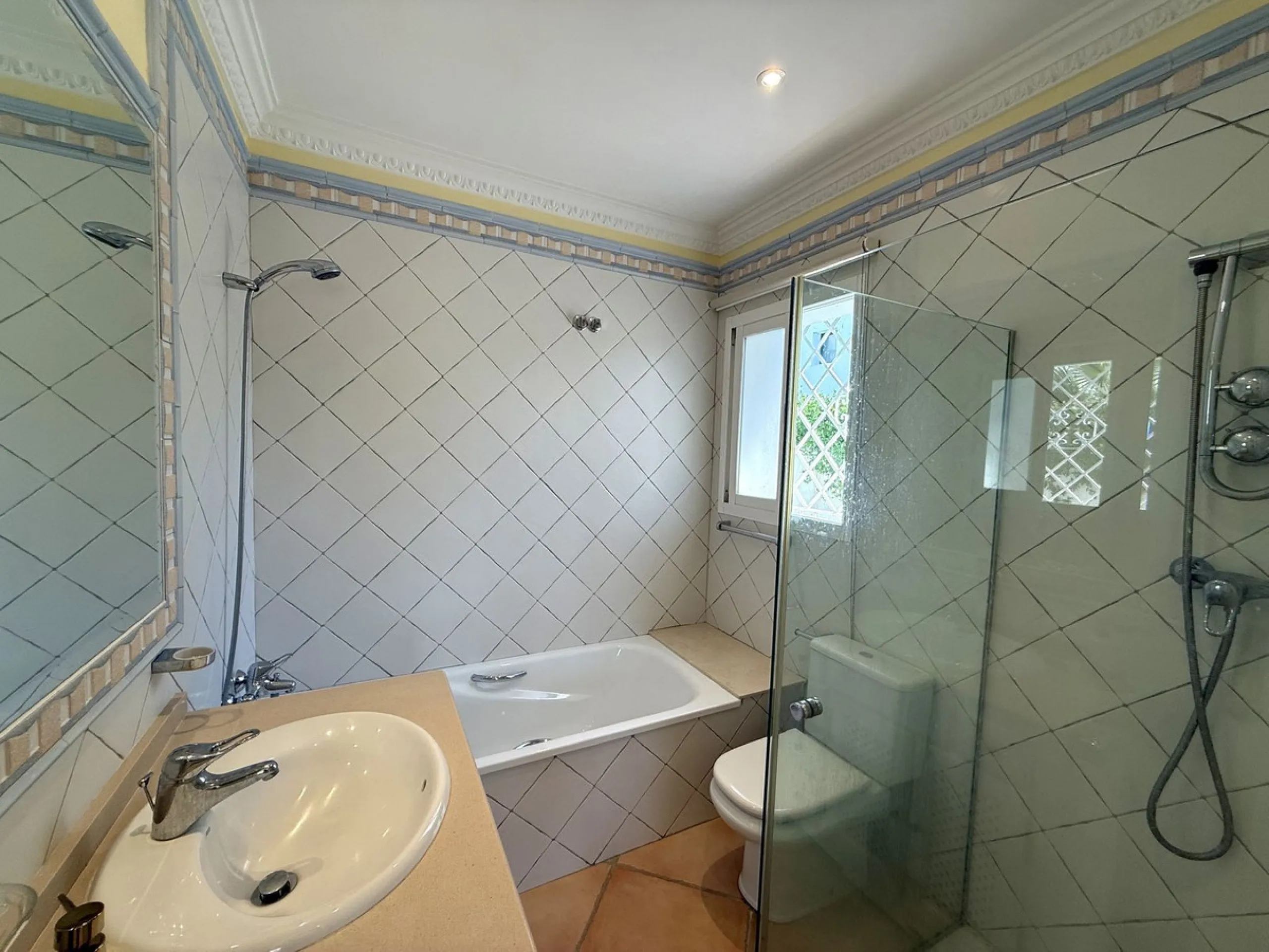 House - Semi-Detached House в продаже в Marbella, Málaga. В доме 3 спален и 3 ванных комнат. Площадь дома 145 м². Площадь участка 354 м²
