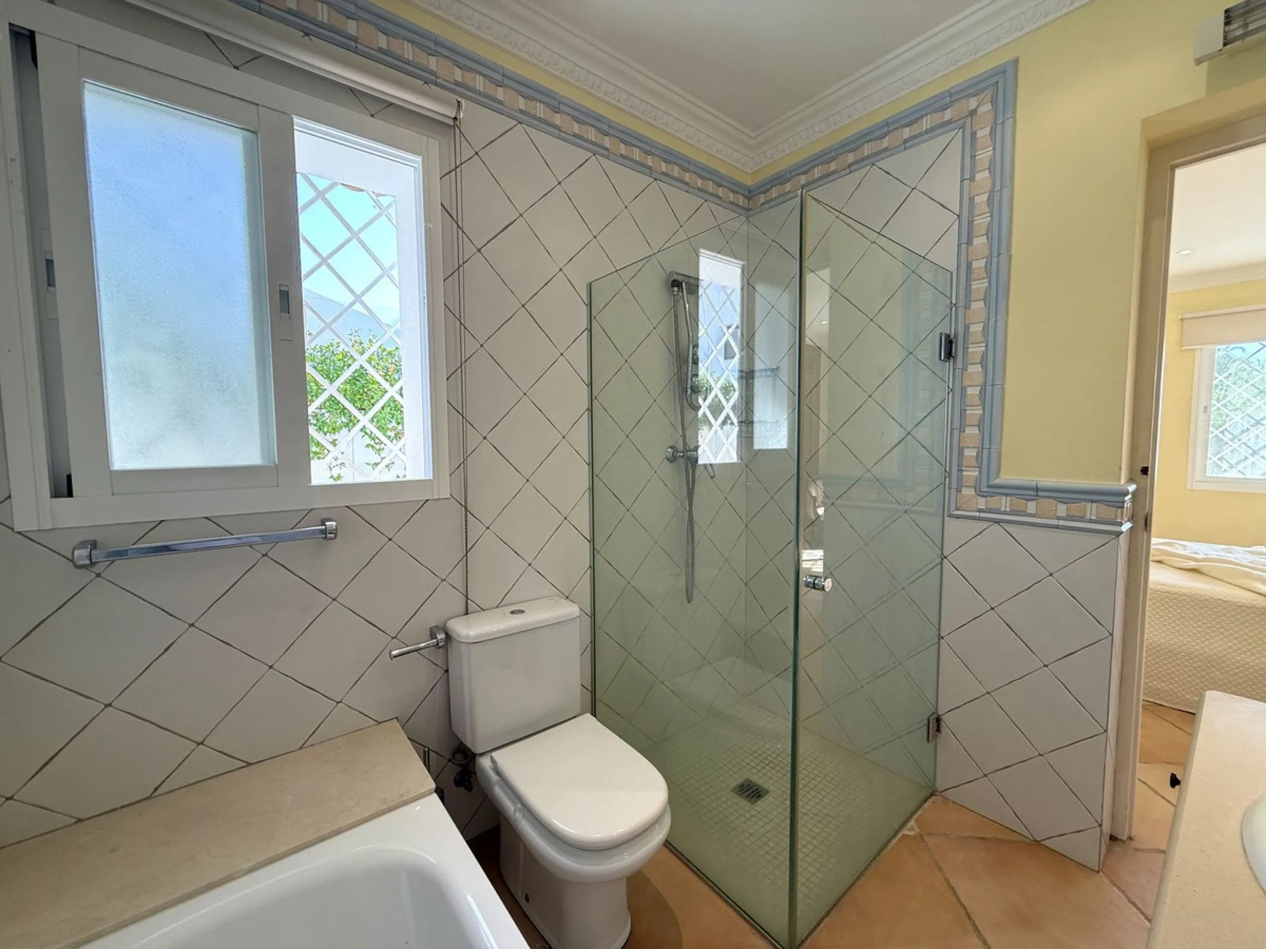 House - Semi-Detached House в продаже в Marbella, Málaga. В доме 3 спален и 3 ванных комнат. Площадь дома 145 м². Площадь участка 354 м²