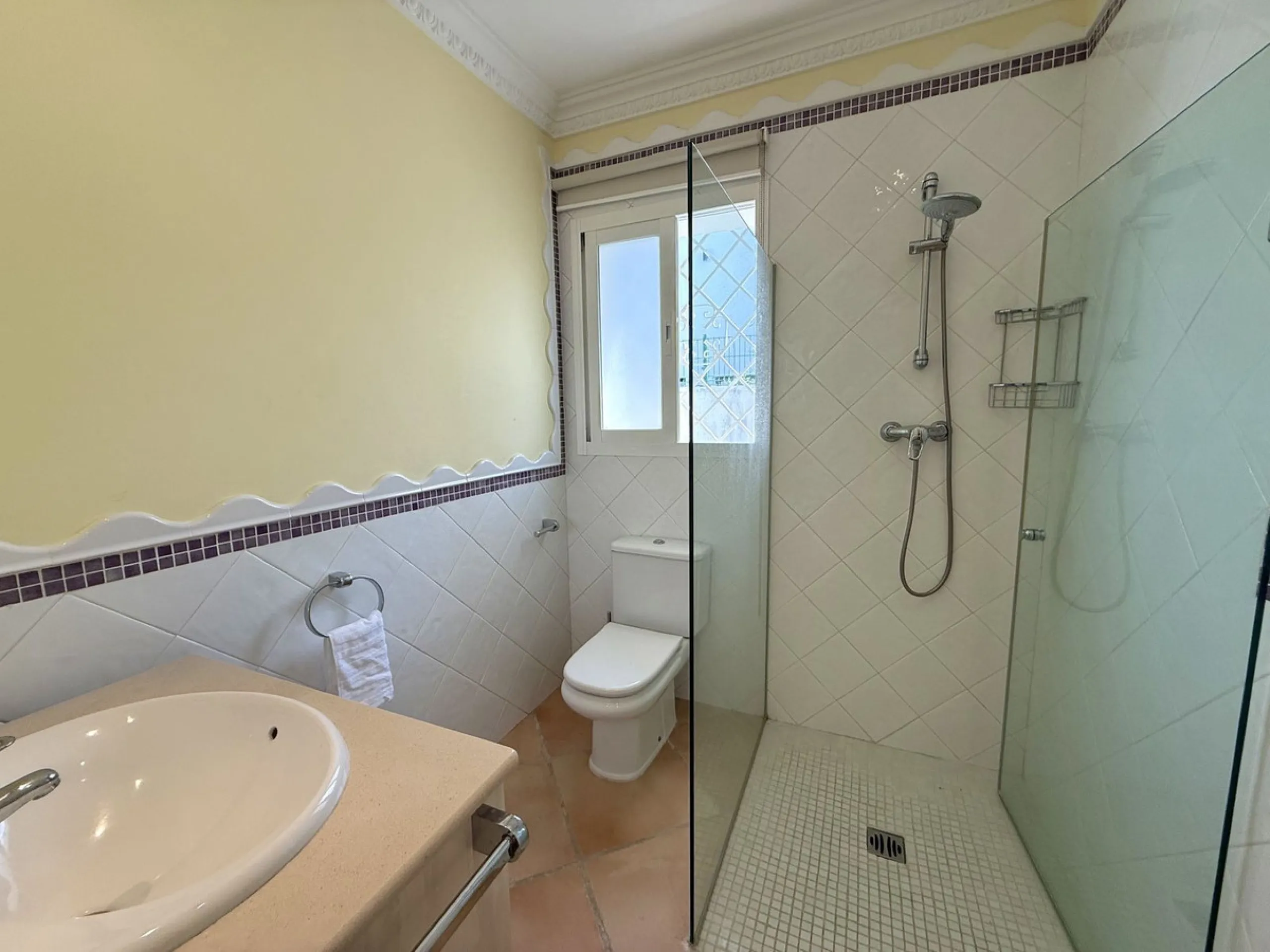 House - Semi-Detached House в продаже в Marbella, Málaga. В доме 3 спален и 3 ванных комнат. Площадь дома 145 м². Площадь участка 354 м²