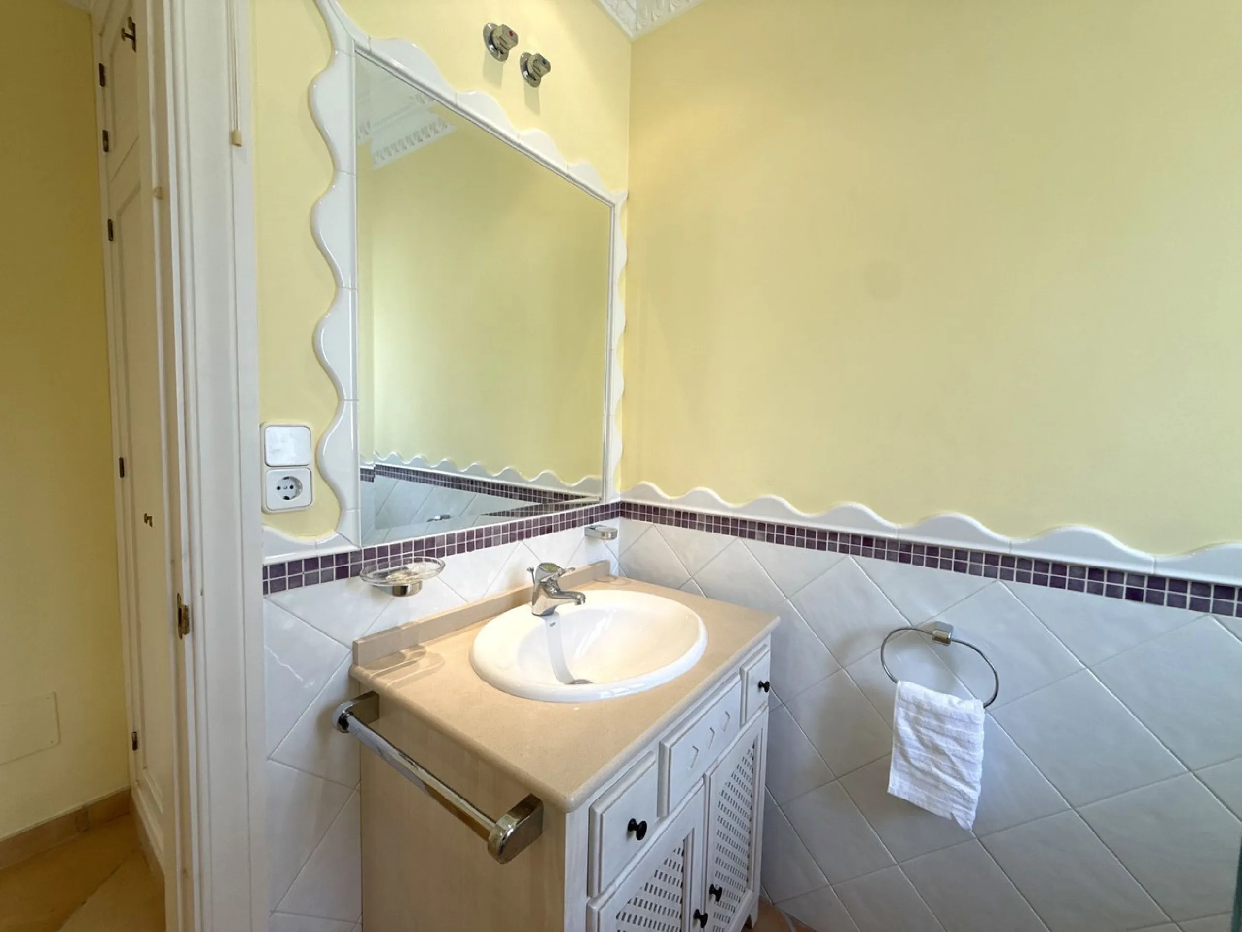 House - Semi-Detached House в продаже в Marbella, Málaga. В доме 3 спален и 3 ванных комнат. Площадь дома 145 м². Площадь участка 354 м²