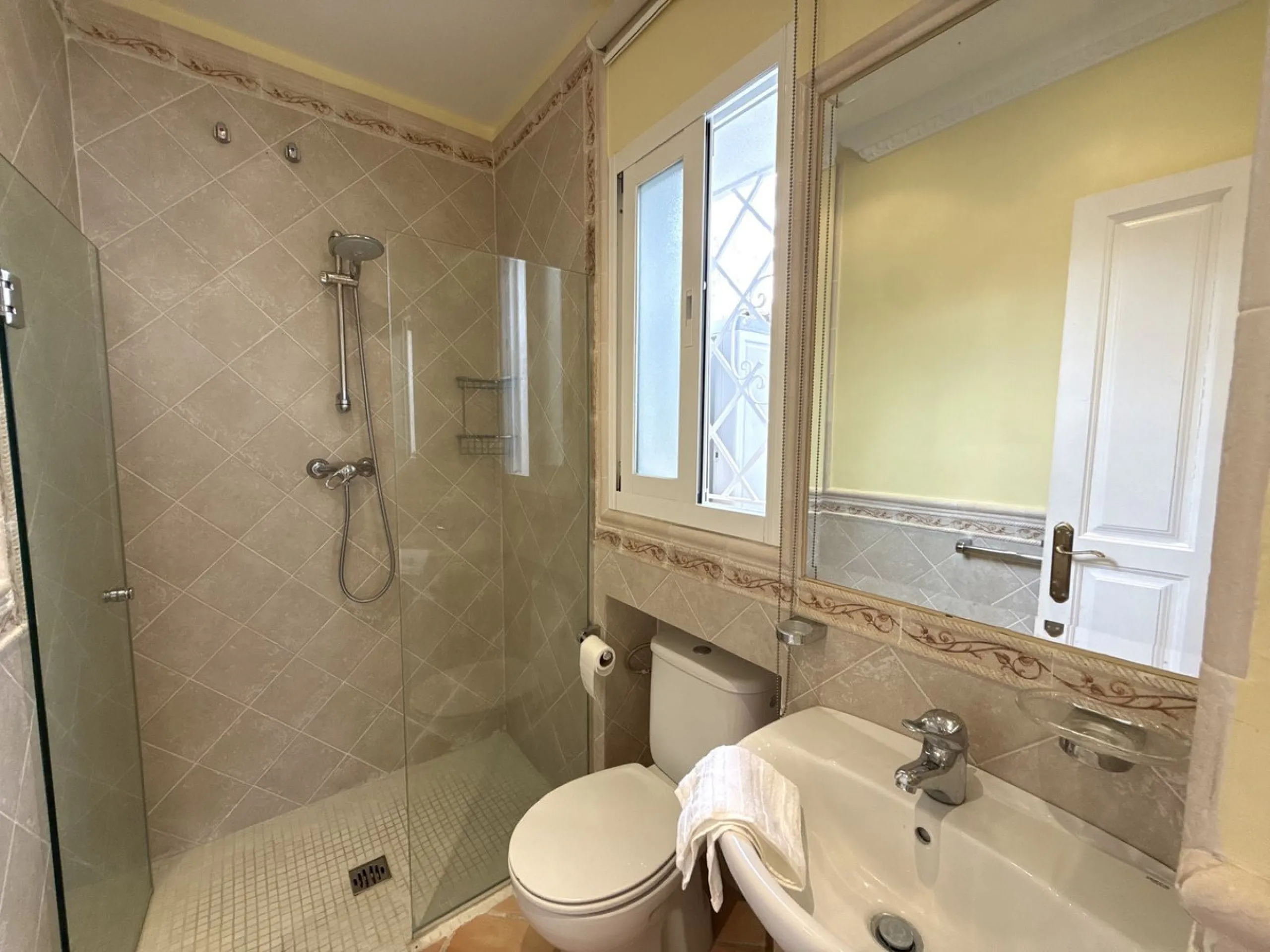 House - Semi-Detached House в продаже в Marbella, Málaga. В доме 3 спален и 3 ванных комнат. Площадь дома 145 м². Площадь участка 354 м²