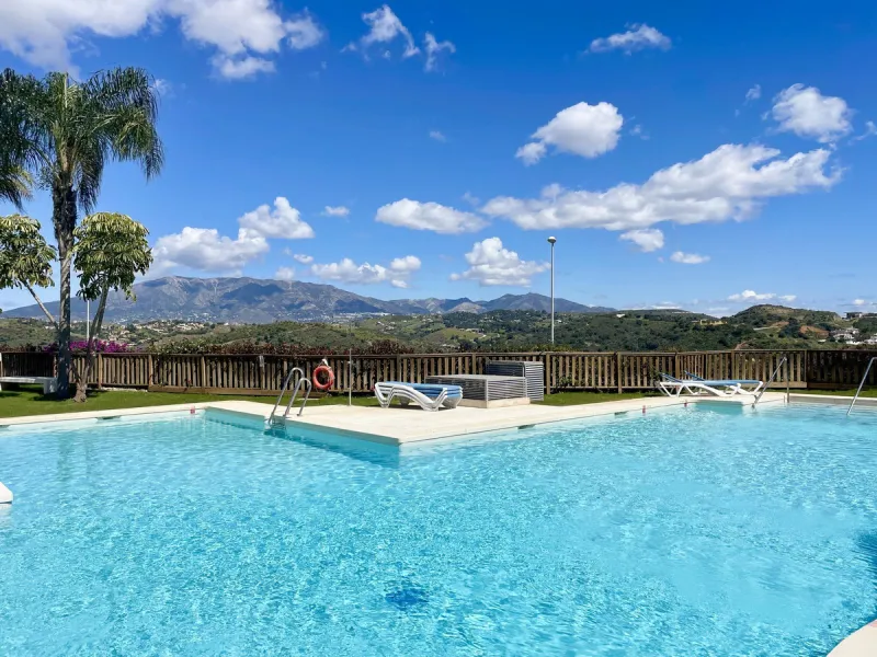 Welcome to this bright and modern corner apartment in the sought-after Las Banderas complex in La Cala de Mijas! The property features 3 bedrooms, 2 bathrooms, and a spacious terrace with stunning mountain and sea views.