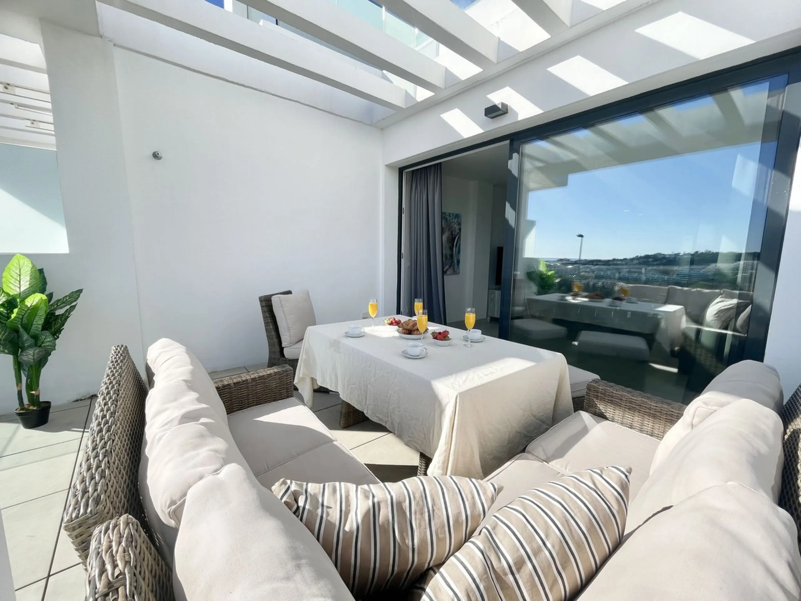 Welcome to this bright and modern corner apartment in the sought-after Las Banderas complex in La Cala de Mijas! The property features 3 bedrooms, 2 bathrooms, and a spacious terrace with stunning mountain and sea views.
