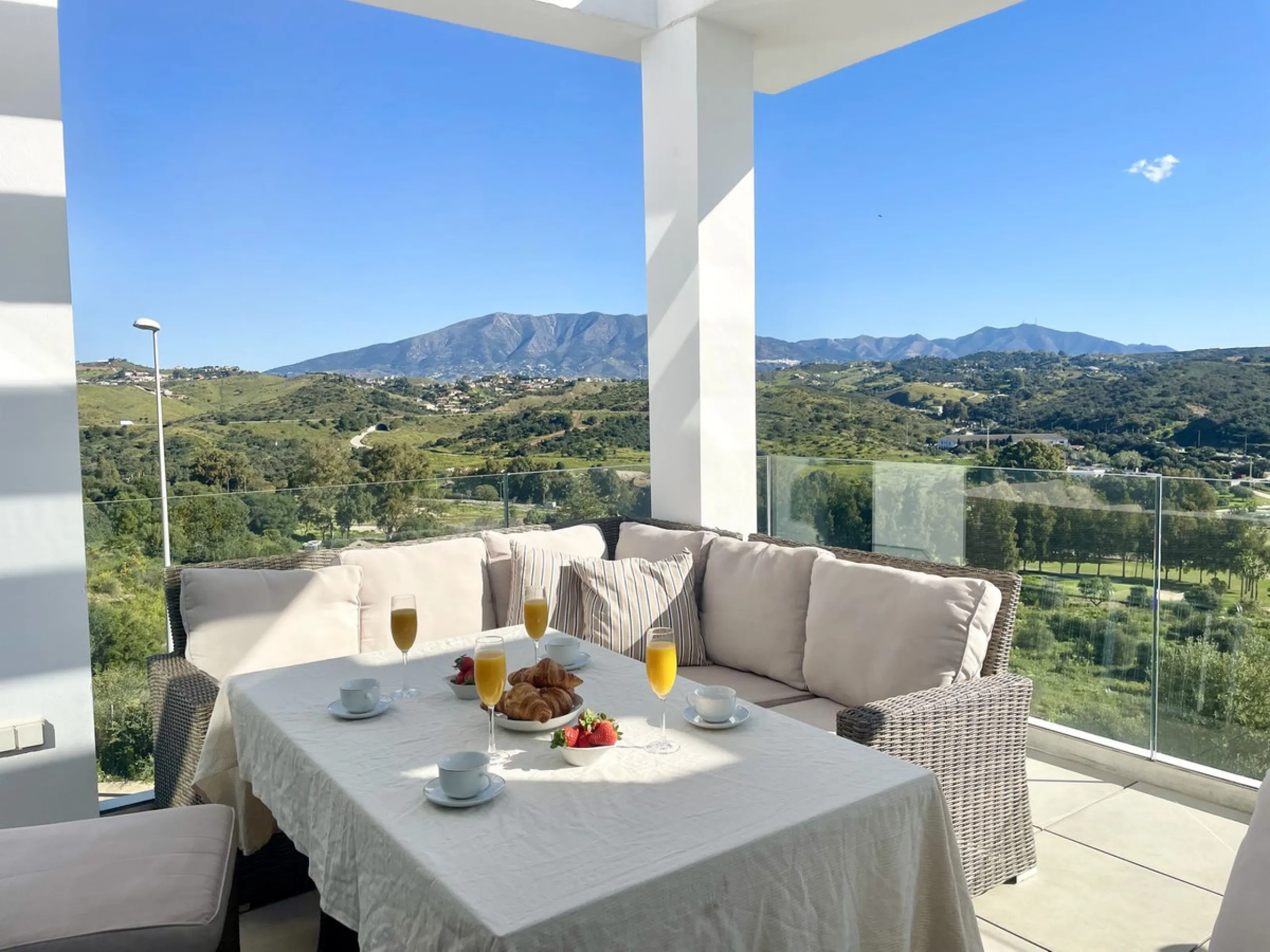 Welcome to this bright and modern corner apartment in the sought-after Las Banderas complex in La Cala de Mijas! The property features 3 bedrooms, 2 bathrooms, and a spacious terrace with stunning mountain and sea views.