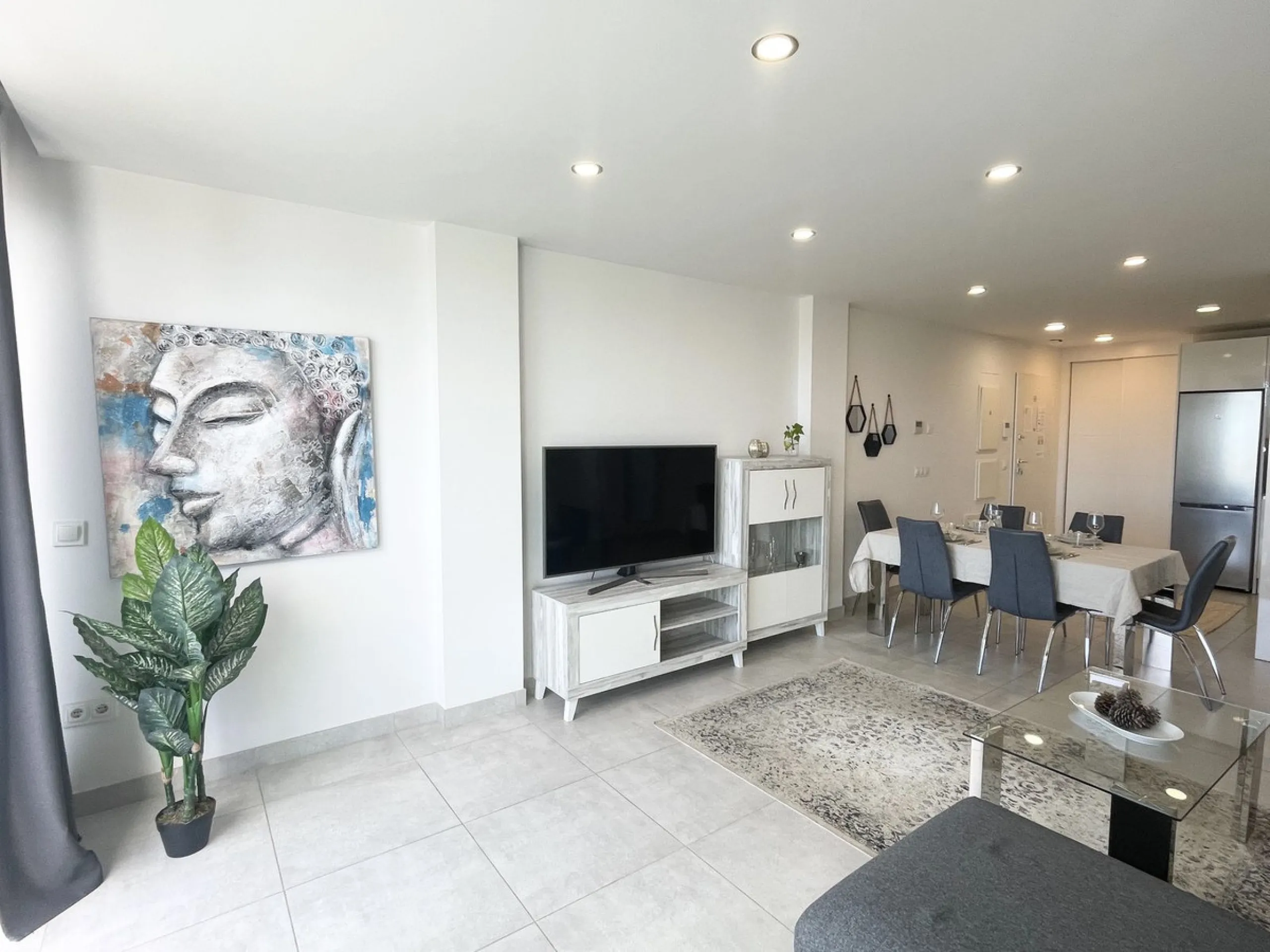 Welcome to this bright and modern corner apartment in the sought-after Las Banderas complex in La Cala de Mijas! The property features 3 bedrooms, 2 bathrooms, and a spacious terrace with stunning mountain and sea views.