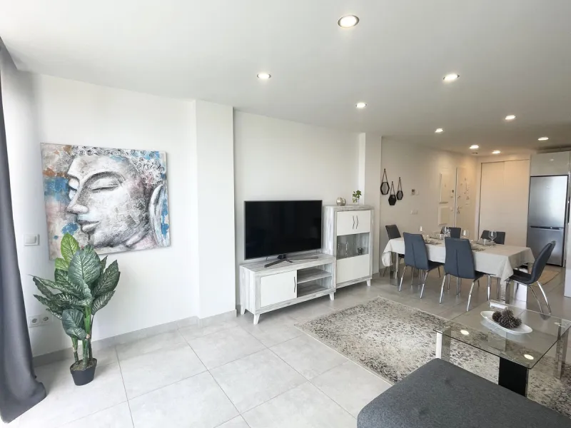 Welcome to this bright and modern corner apartment in the sought-after Las Banderas complex in La Cala de Mijas! The property features 3 bedrooms, 2 bathrooms, and a spacious terrace with stunning mountain and sea views.
