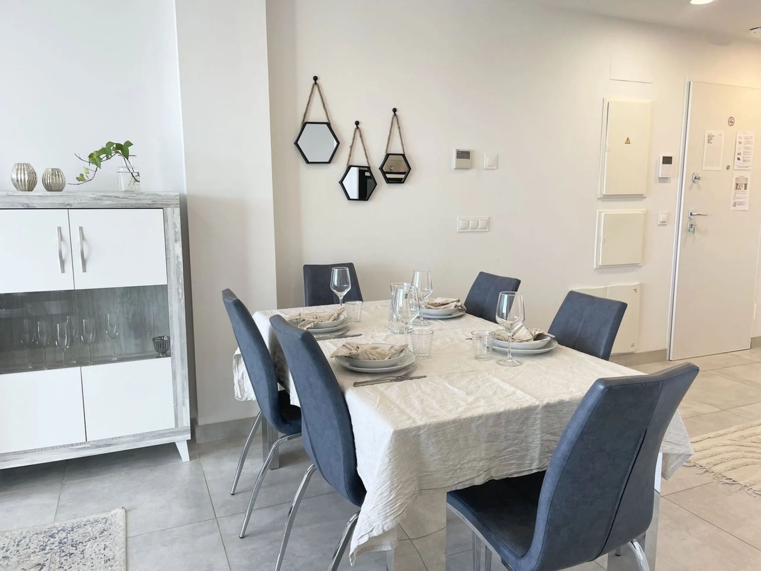 Welcome to this bright and modern corner apartment in the sought-after Las Banderas complex in La Cala de Mijas! The property features 3 bedrooms, 2 bathrooms, and a spacious terrace with stunning mountain and sea views.