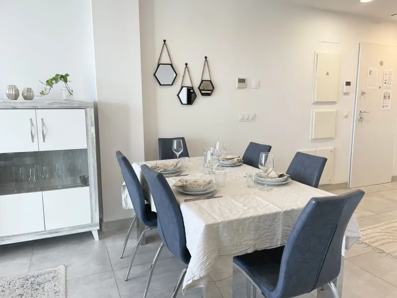 Welcome to this bright and modern corner apartment in the sought-after Las Banderas complex in La Cala de Mijas! The property features 3 bedrooms, 2 bathrooms, and a spacious terrace with stunning mountain and sea views.