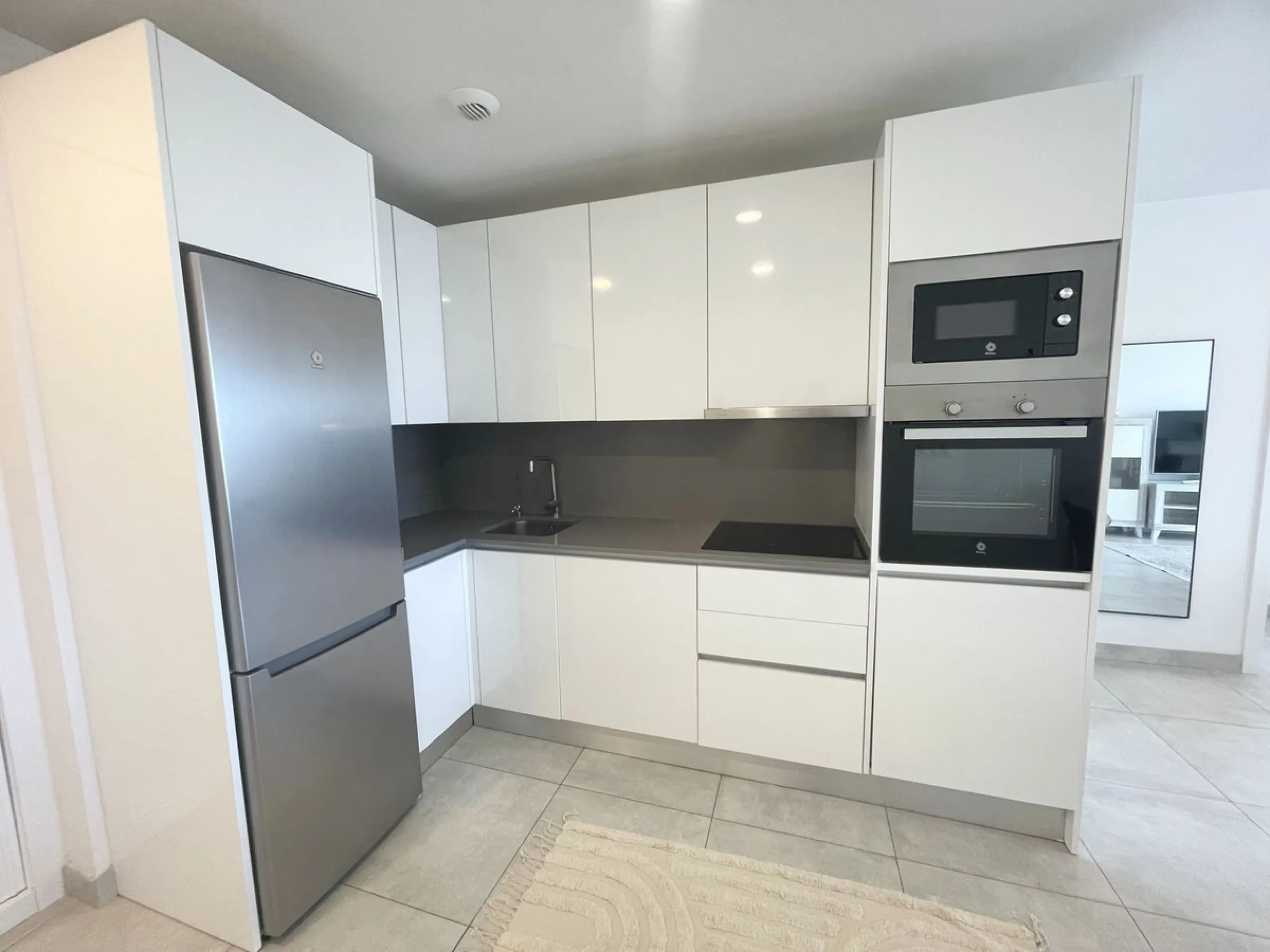 Welcome to this bright and modern corner apartment in the sought-after Las Banderas complex in La Cala de Mijas! The property features 3 bedrooms, 2 bathrooms, and a spacious terrace with stunning mountain and sea views.