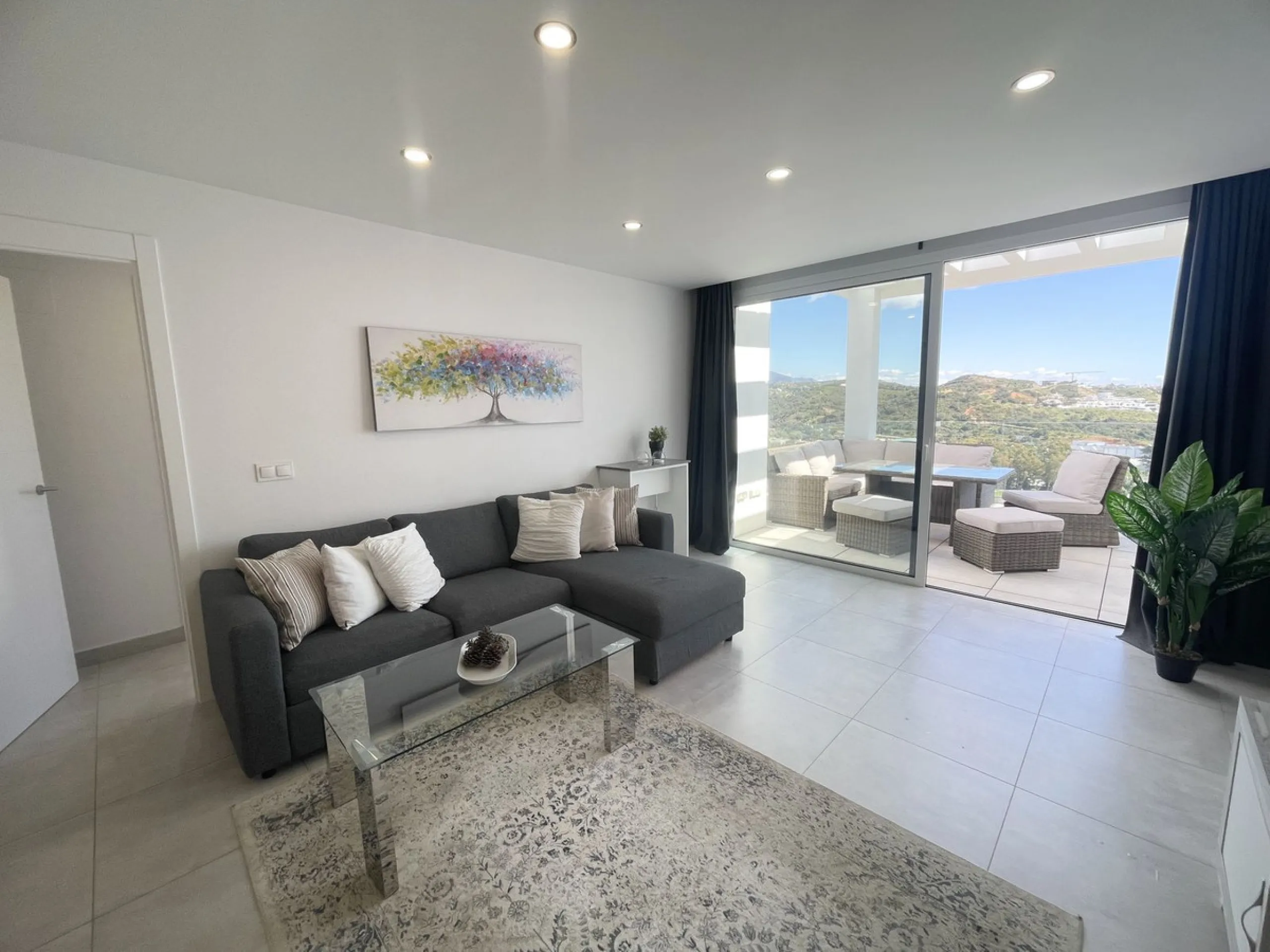 Welcome to this bright and modern corner apartment in the sought-after Las Banderas complex in La Cala de Mijas! The property features 3 bedrooms, 2 bathrooms, and a spacious terrace with stunning mountain and sea views.