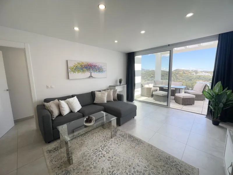 Welcome to this bright and modern corner apartment in the sought-after Las Banderas complex in La Cala de Mijas! The property features 3 bedrooms, 2 bathrooms, and a spacious terrace with stunning mountain and sea views.