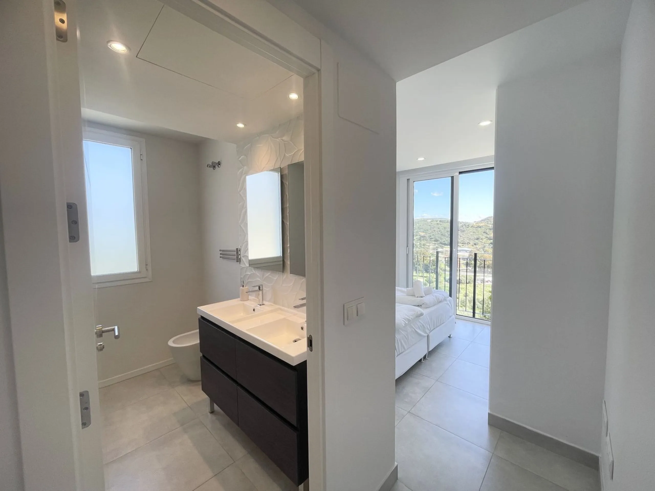 Welcome to this bright and modern corner apartment in the sought-after Las Banderas complex in La Cala de Mijas! The property features 3 bedrooms, 2 bathrooms, and a spacious terrace with stunning mountain and sea views.