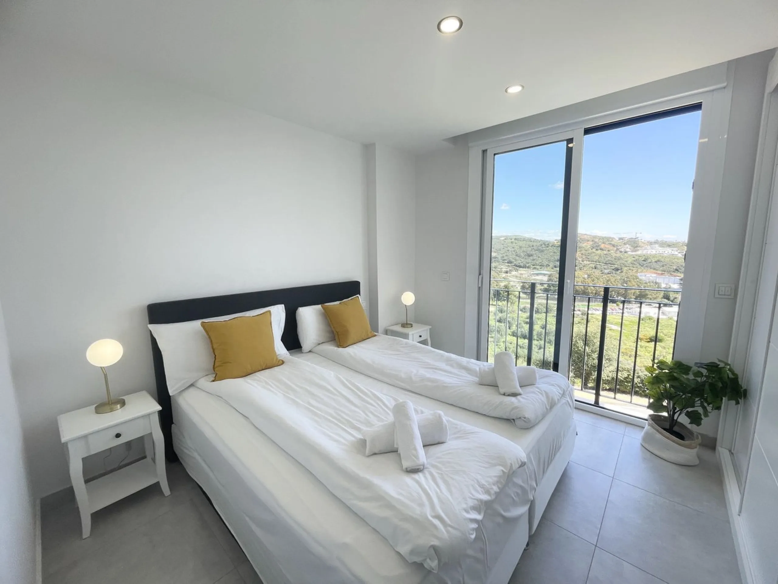 Welcome to this bright and modern corner apartment in the sought-after Las Banderas complex in La Cala de Mijas! The property features 3 bedrooms, 2 bathrooms, and a spacious terrace with stunning mountain and sea views.
