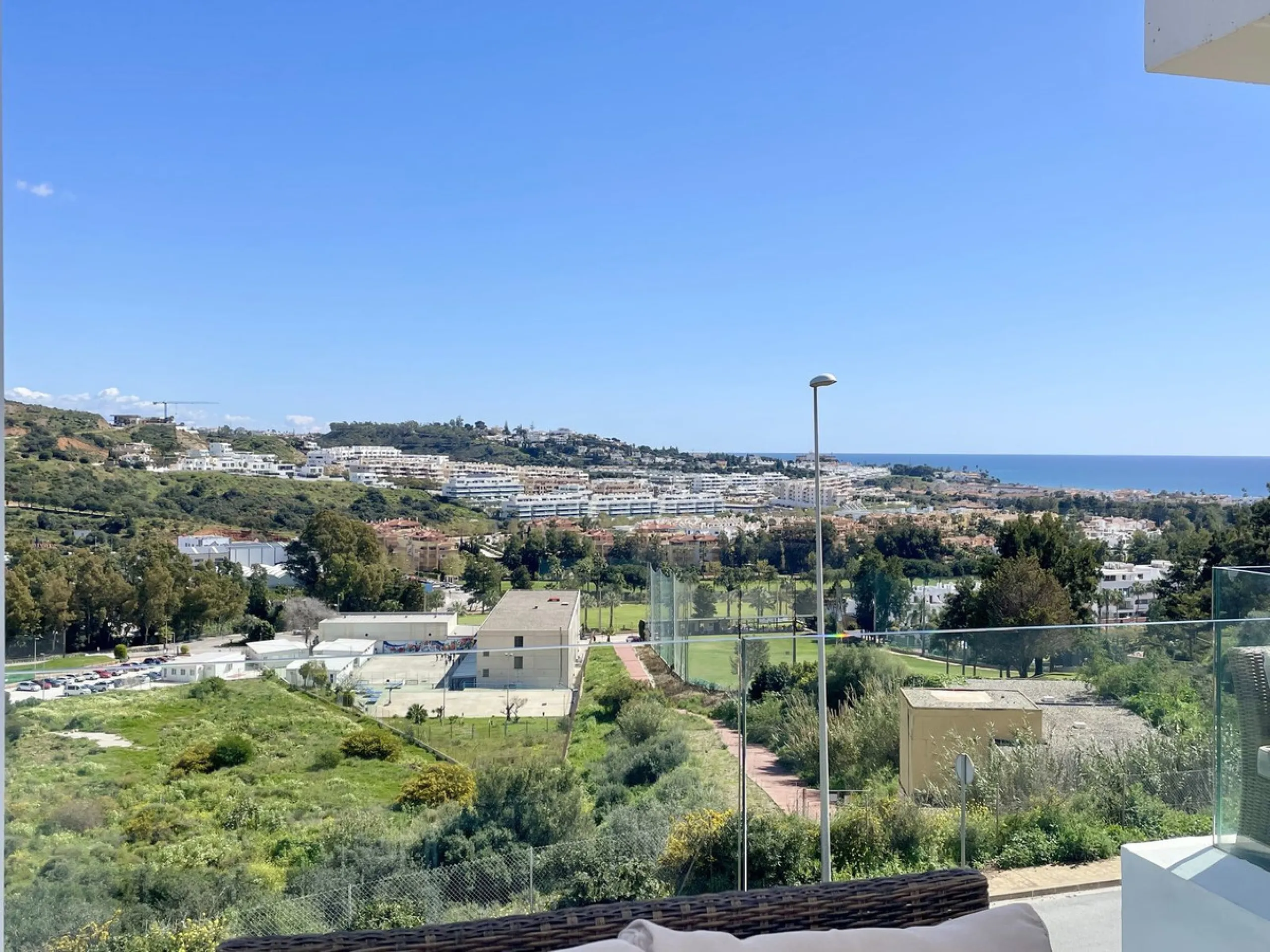 Welcome to this bright and modern corner apartment in the sought-after Las Banderas complex in La Cala de Mijas! The property features 3 bedrooms, 2 bathrooms, and a spacious terrace with stunning mountain and sea views.