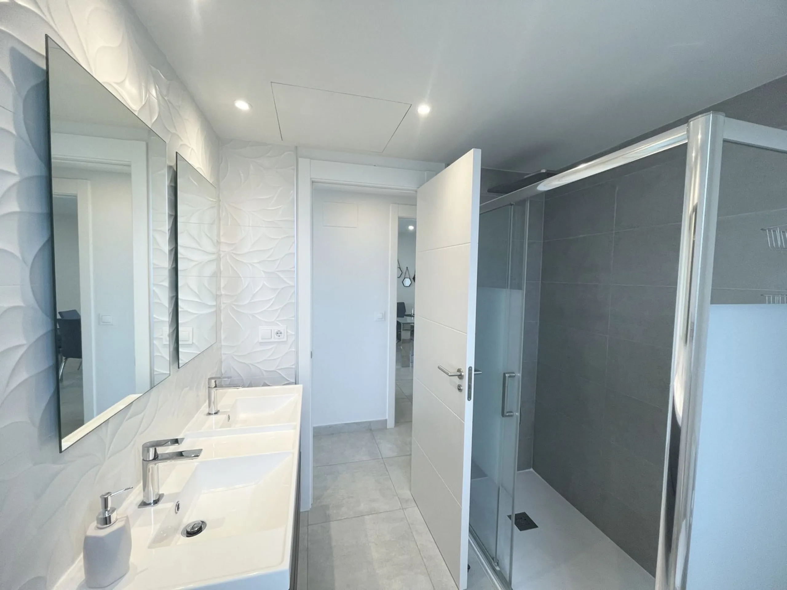 Welcome to this bright and modern corner apartment in the sought-after Las Banderas complex in La Cala de Mijas! The property features 3 bedrooms, 2 bathrooms, and a spacious terrace with stunning mountain and sea views.