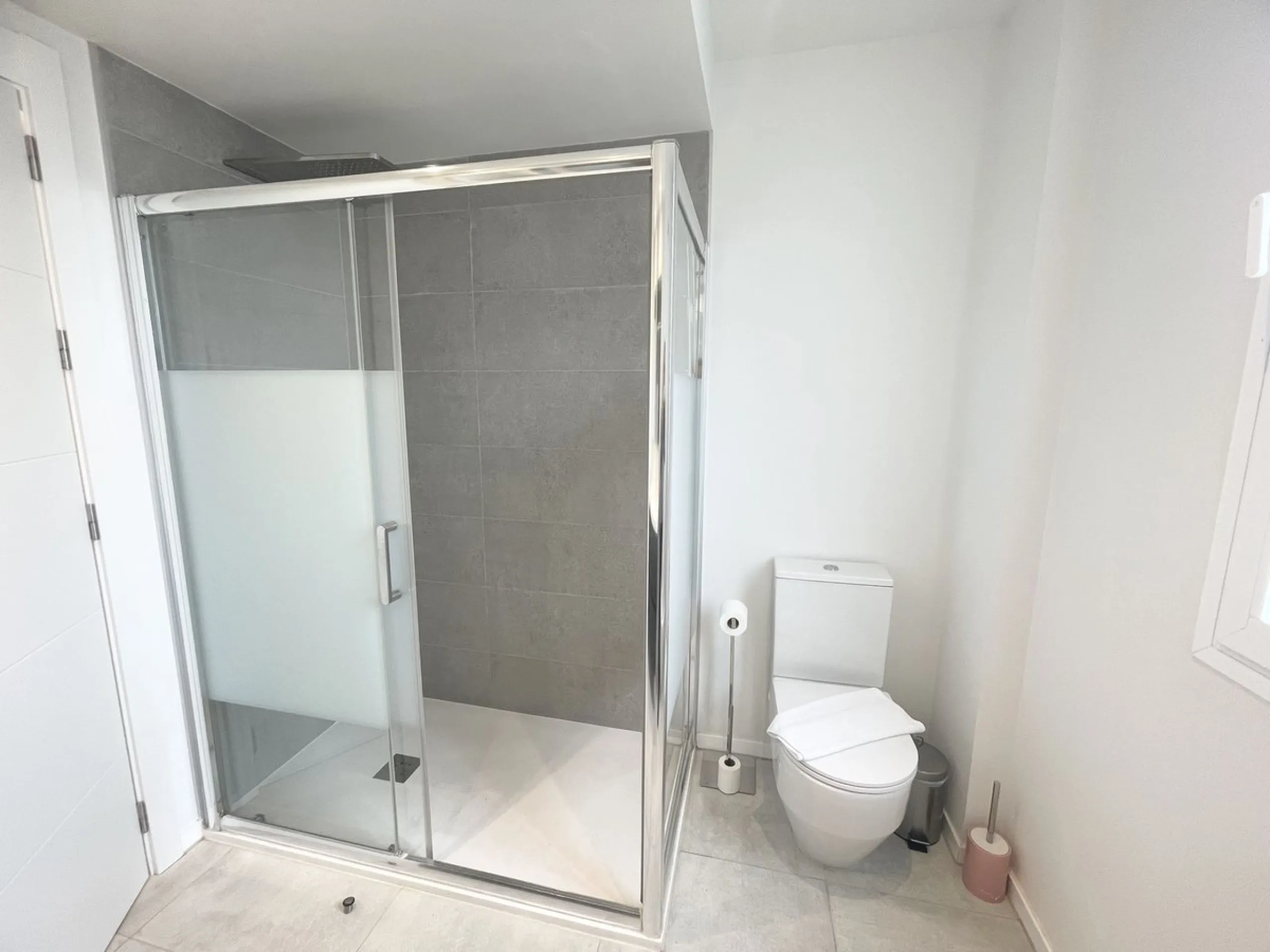 Welcome to this bright and modern corner apartment in the sought-after Las Banderas complex in La Cala de Mijas! The property features 3 bedrooms, 2 bathrooms, and a spacious terrace with stunning mountain and sea views.