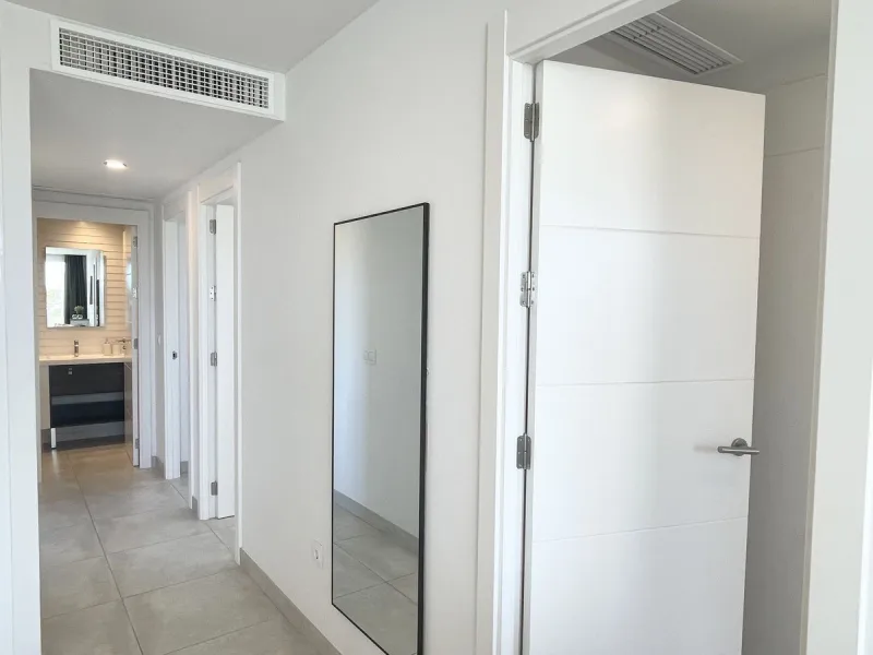 Welcome to this bright and modern corner apartment in the sought-after Las Banderas complex in La Cala de Mijas! The property features 3 bedrooms, 2 bathrooms, and a spacious terrace with stunning mountain and sea views.