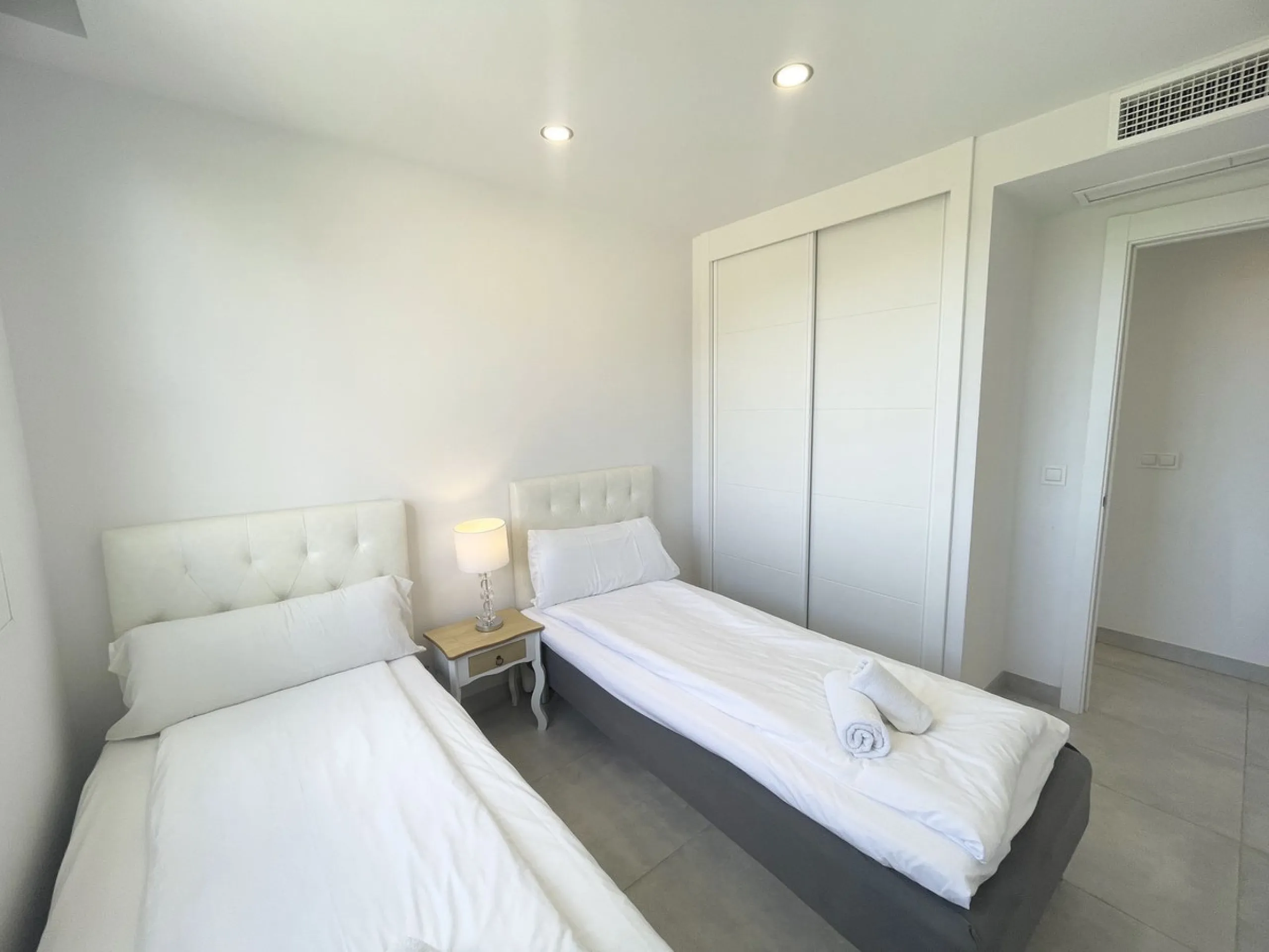 Welcome to this bright and modern corner apartment in the sought-after Las Banderas complex in La Cala de Mijas! The property features 3 bedrooms, 2 bathrooms, and a spacious terrace with stunning mountain and sea views.