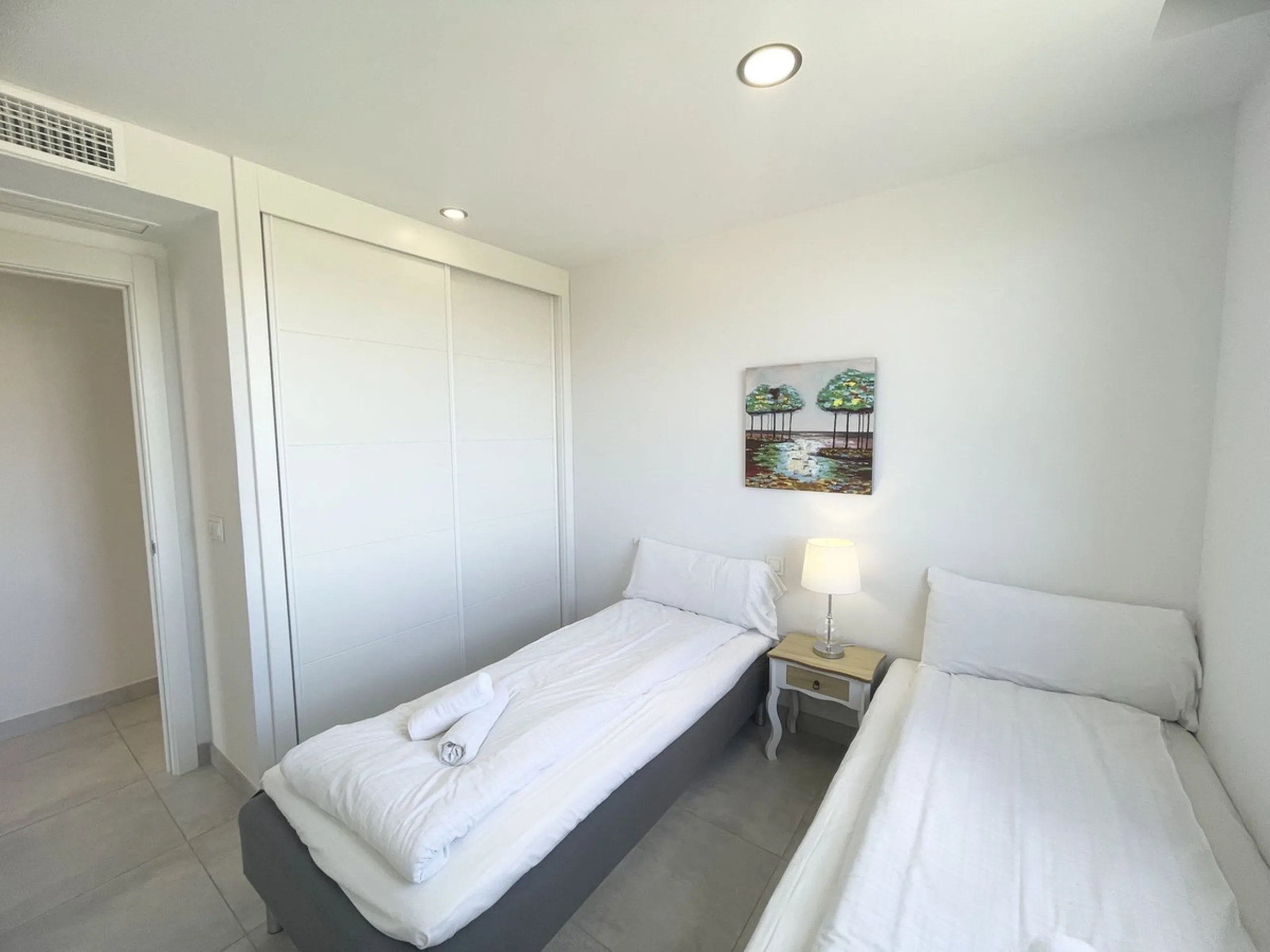 Welcome to this bright and modern corner apartment in the sought-after Las Banderas complex in La Cala de Mijas! The property features 3 bedrooms, 2 bathrooms, and a spacious terrace with stunning mountain and sea views.