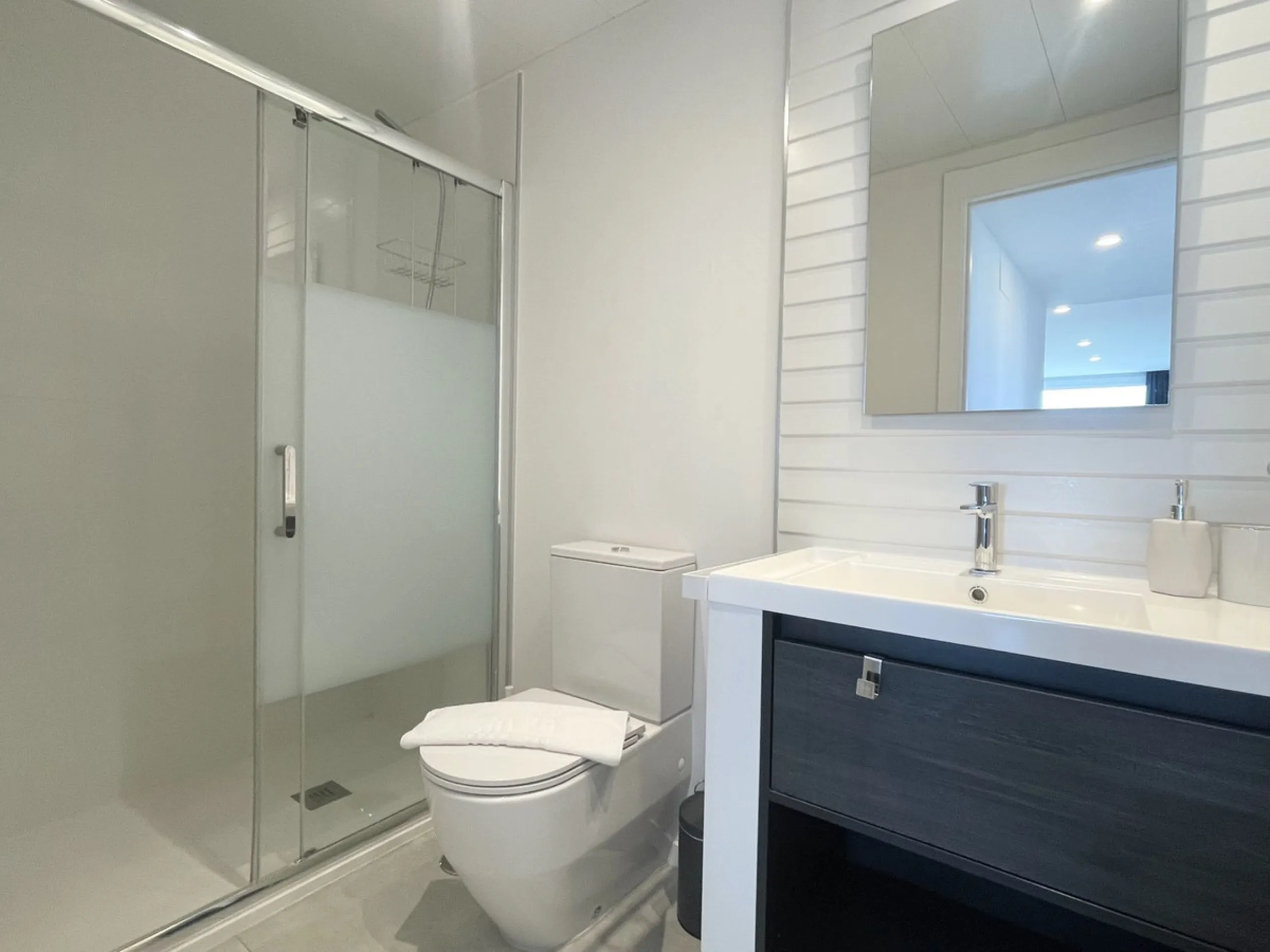 Welcome to this bright and modern corner apartment in the sought-after Las Banderas complex in La Cala de Mijas! The property features 3 bedrooms, 2 bathrooms, and a spacious terrace with stunning mountain and sea views.