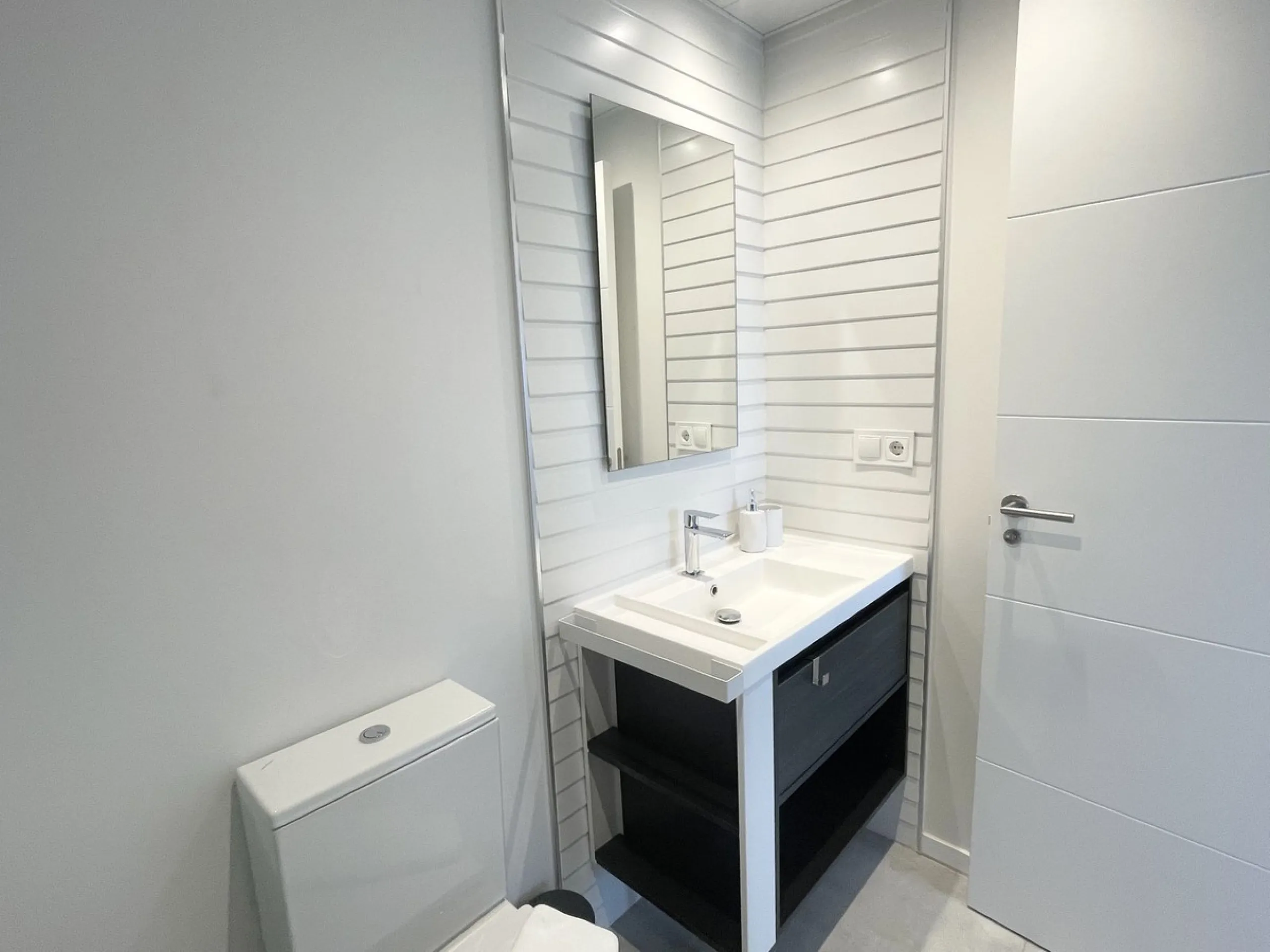 Welcome to this bright and modern corner apartment in the sought-after Las Banderas complex in La Cala de Mijas! The property features 3 bedrooms, 2 bathrooms, and a spacious terrace with stunning mountain and sea views.