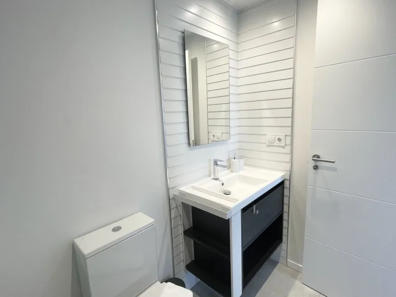 Welcome to this bright and modern corner apartment in the sought-after Las Banderas complex in La Cala de Mijas! The property features 3 bedrooms, 2 bathrooms, and a spacious terrace with stunning mountain and sea views.