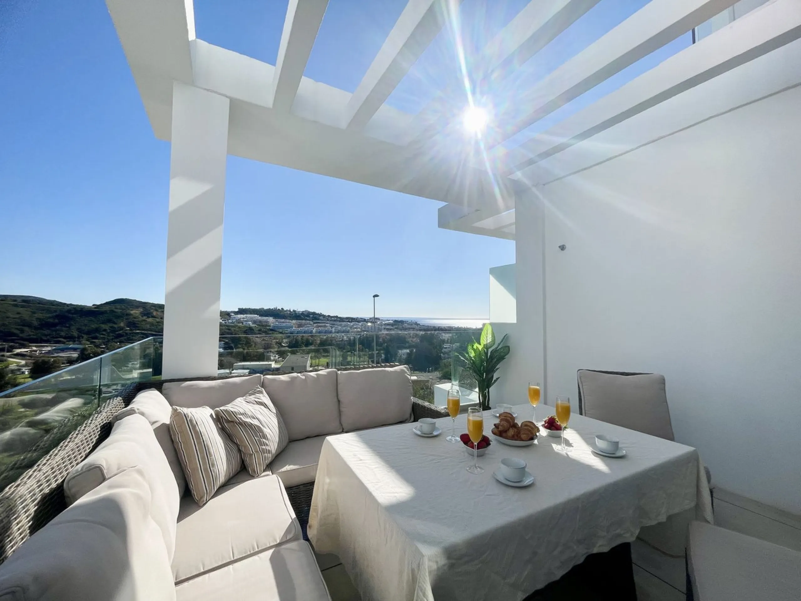 Welcome to this bright and modern corner apartment in the sought-after Las Banderas complex in La Cala de Mijas! The property features 3 bedrooms, 2 bathrooms, and a spacious terrace with stunning mountain and sea views.