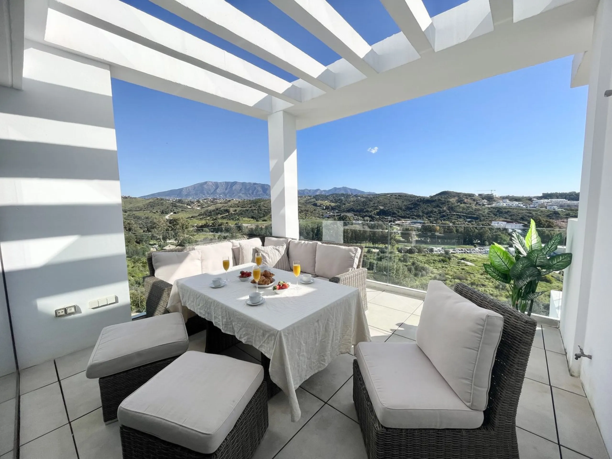 Welcome to this bright and modern corner apartment in the sought-after Las Banderas complex in La Cala de Mijas! The property features 3 bedrooms, 2 bathrooms, and a spacious terrace with stunning mountain and sea views.