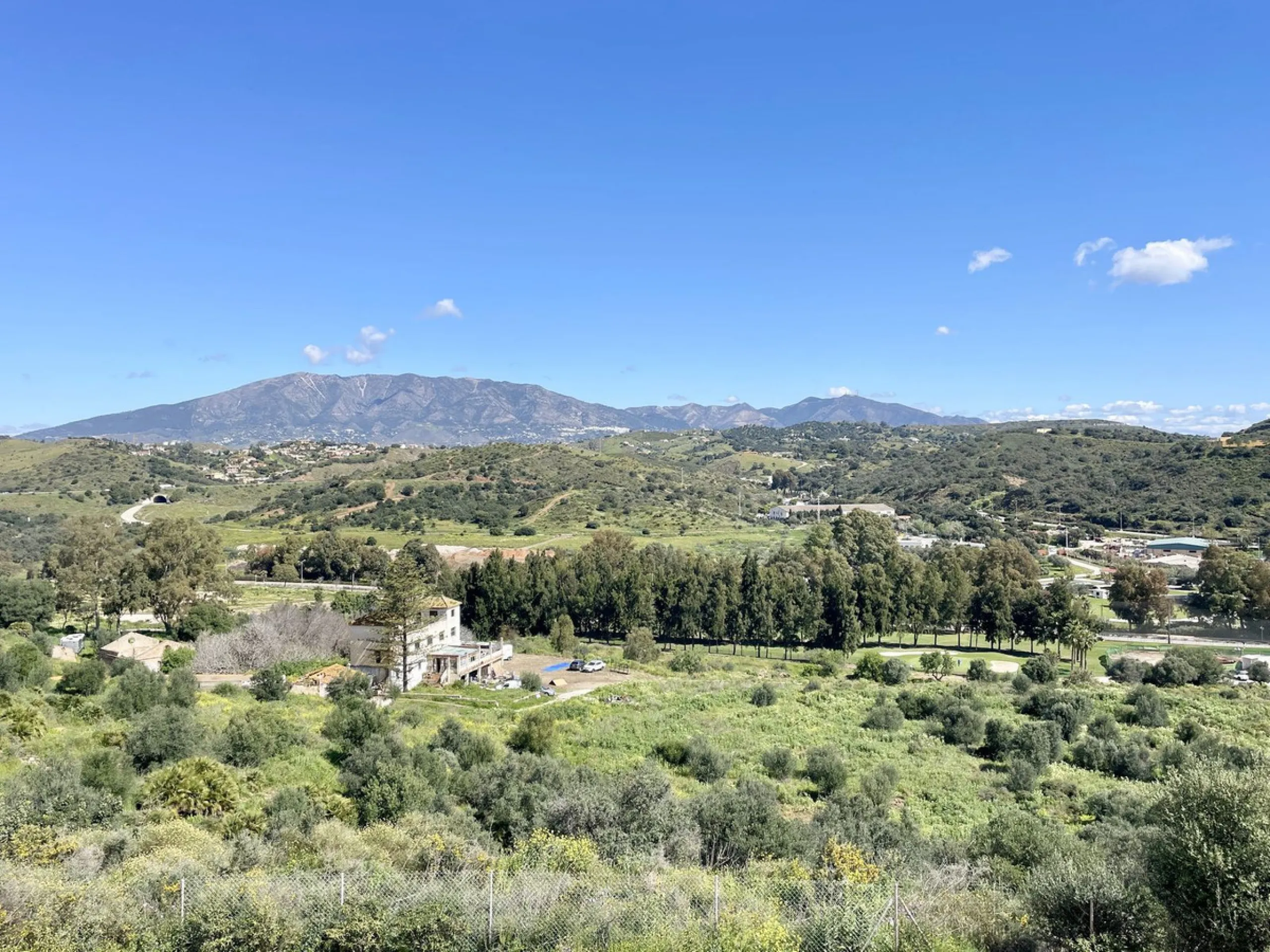 Welcome to this bright and modern corner apartment in the sought-after Las Banderas complex in La Cala de Mijas! The property features 3 bedrooms, 2 bathrooms, and a spacious terrace with stunning mountain and sea views.