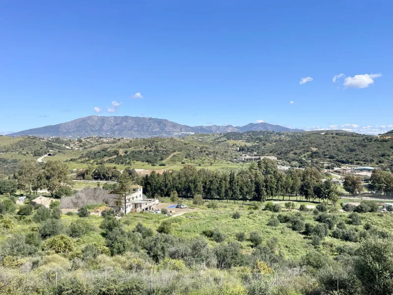 Welcome to this bright and modern corner apartment in the sought-after Las Banderas complex in La Cala de Mijas! The property features 3 bedrooms, 2 bathrooms, and a spacious terrace with stunning mountain and sea views.